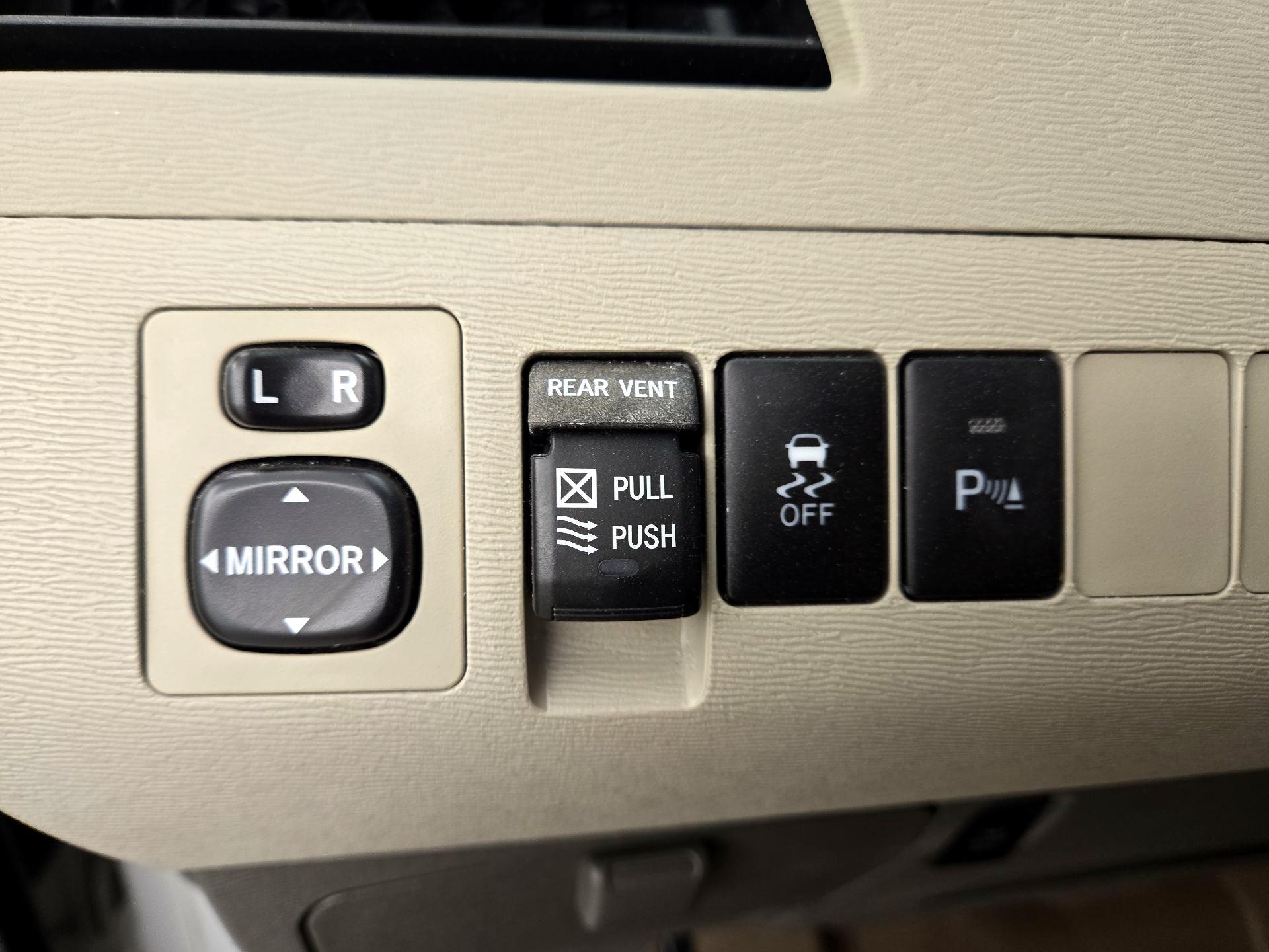 Thumbnail: 2014 Toyota Sienna - 13