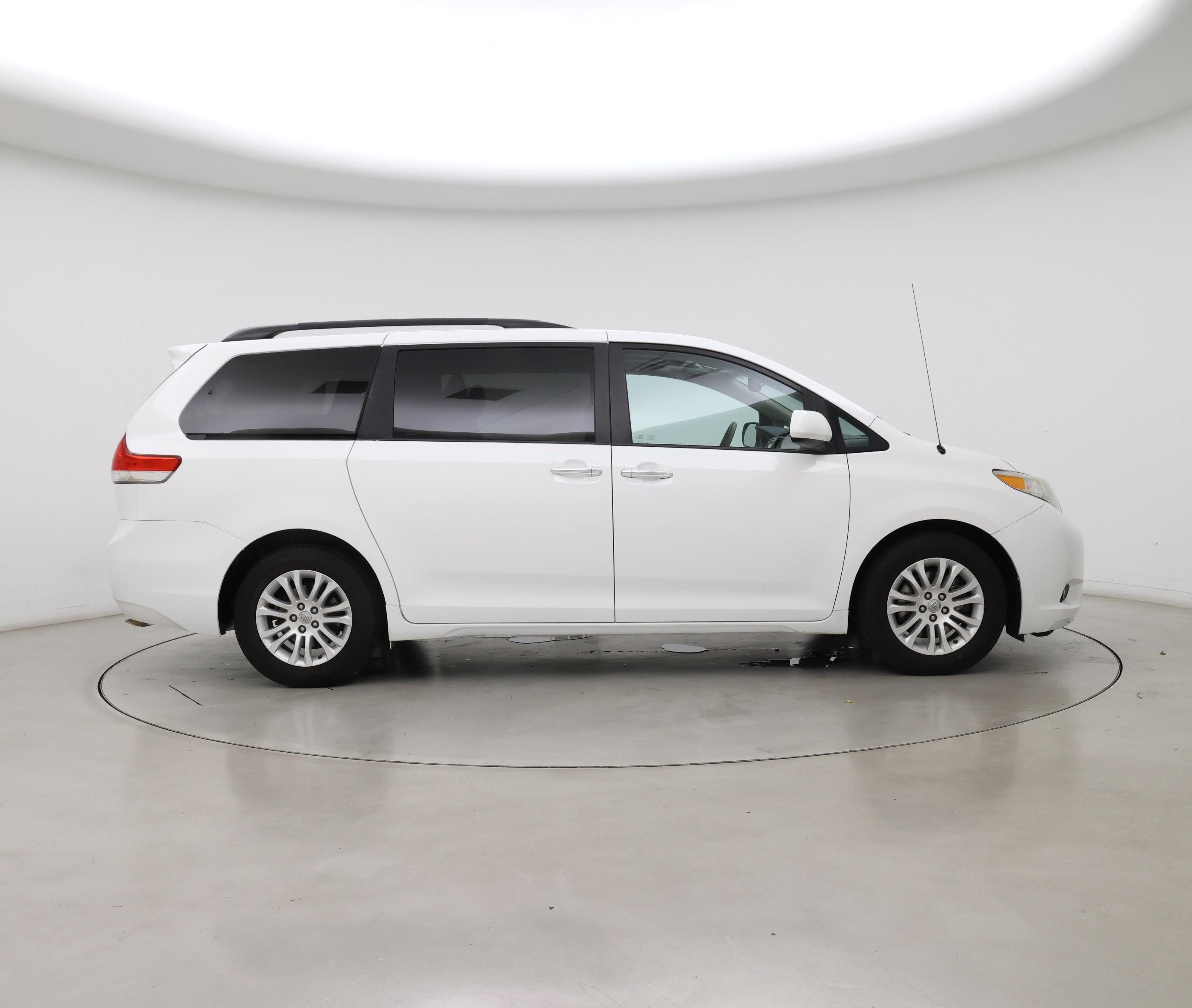 Thumbnail: 2014 Toyota Sienna - 7
