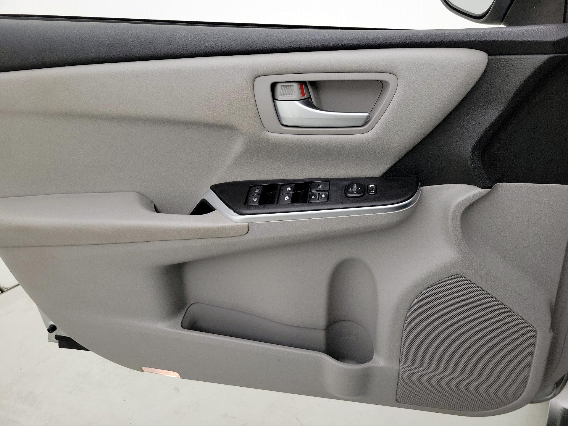 Thumbnail: 2016 Toyota Camry - 12