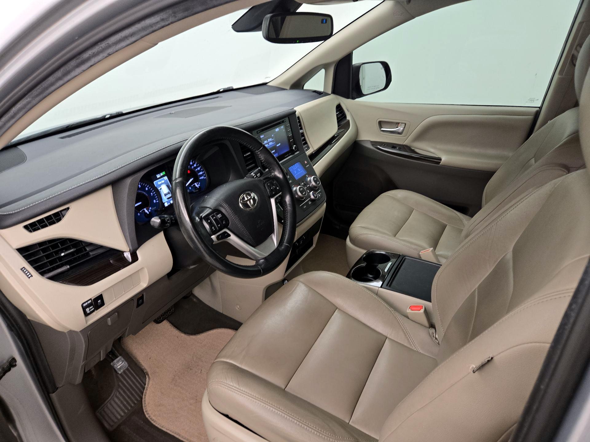Thumbnail: 2020 Toyota Sienna - 11