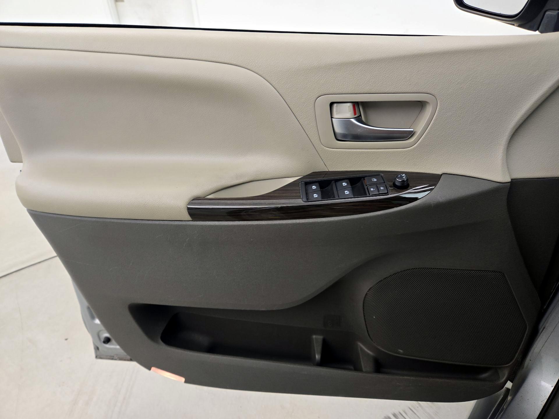 Thumbnail: 2020 Toyota Sienna - 12