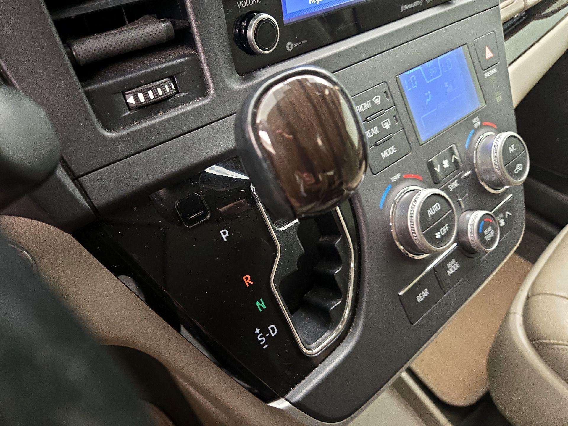 Thumbnail: 2020 Toyota Sienna - 17