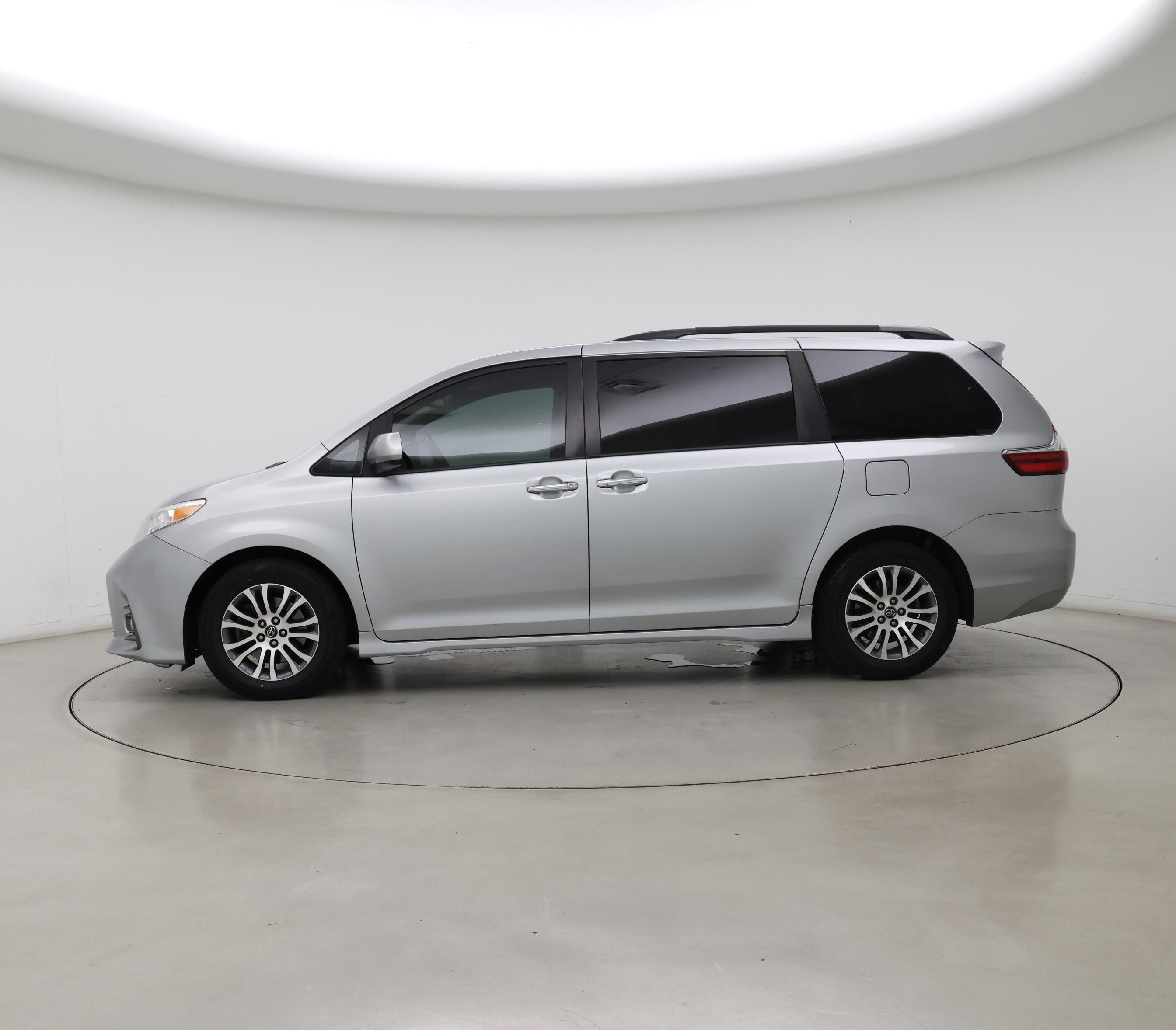 Thumbnail: 2020 Toyota Sienna - 3