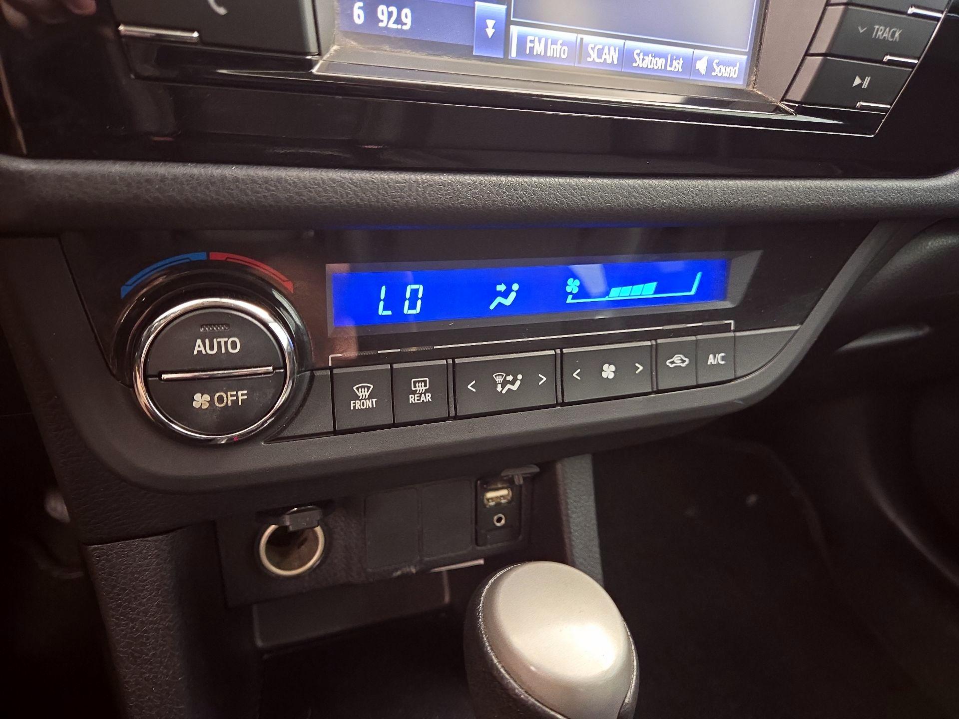 Thumbnail: 2015 Toyota Corolla - 16