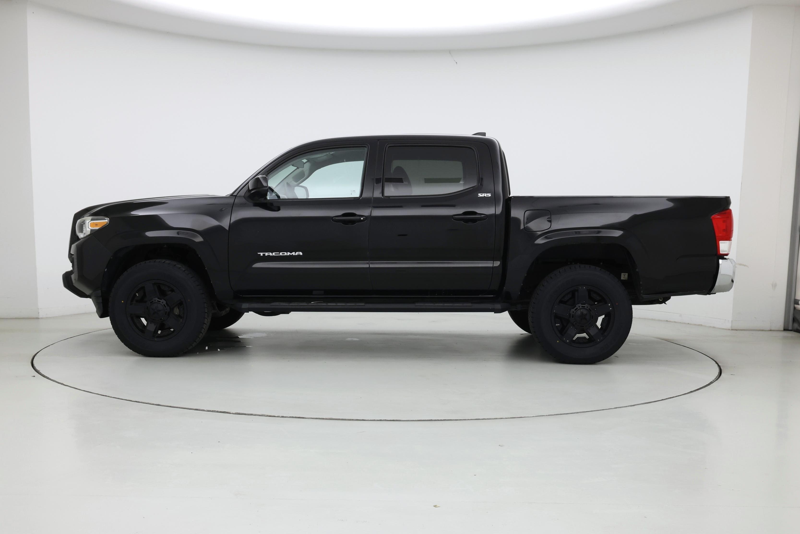 Thumbnail: 2017 Toyota Tacoma - 3
