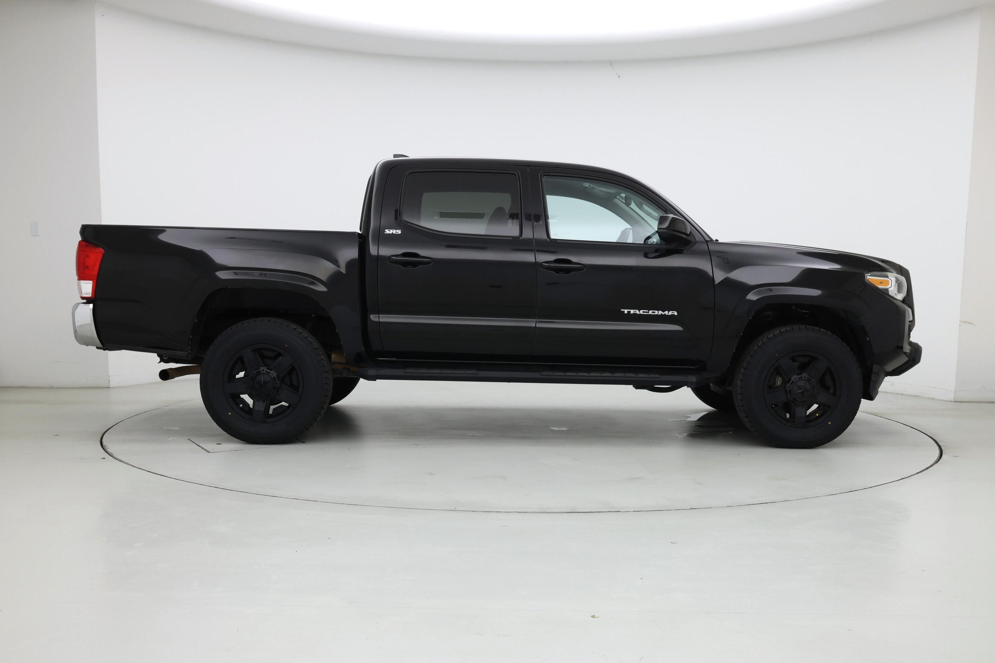 Thumbnail: 2017 Toyota Tacoma - 7