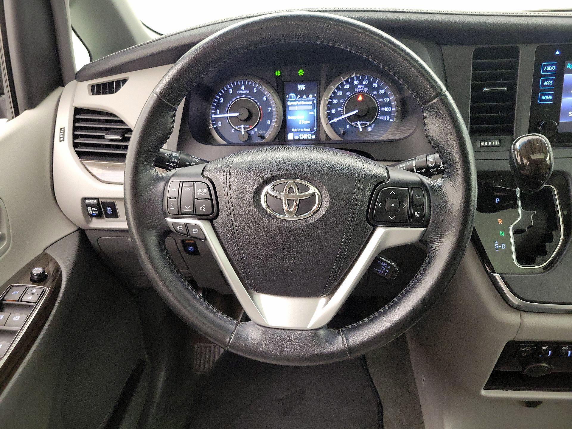 Thumbnail: 2015 Toyota Sienna - 10