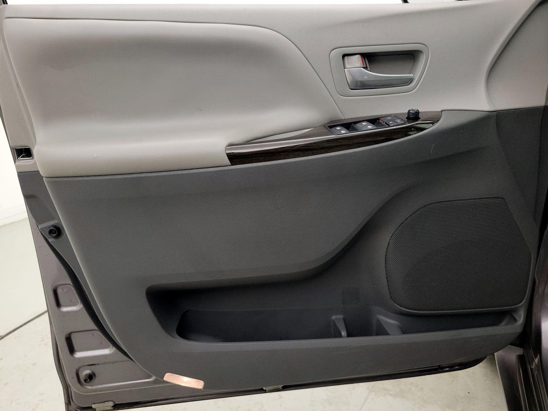 Thumbnail: 2015 Toyota Sienna - 12