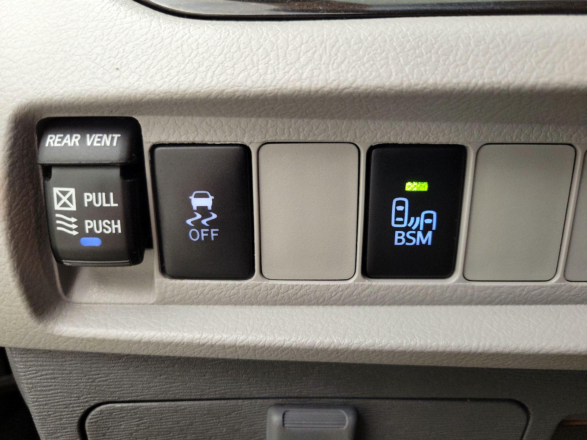Thumbnail: 2015 Toyota Sienna - 13