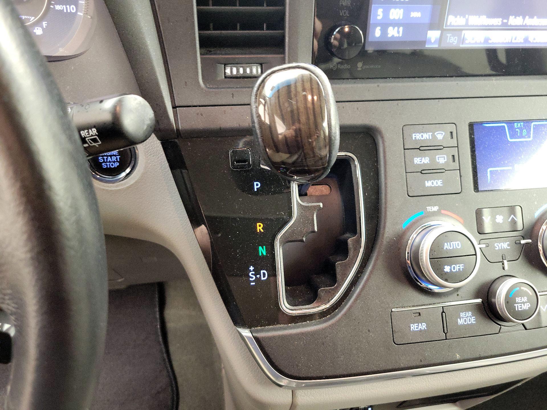Thumbnail: 2015 Toyota Sienna - 17