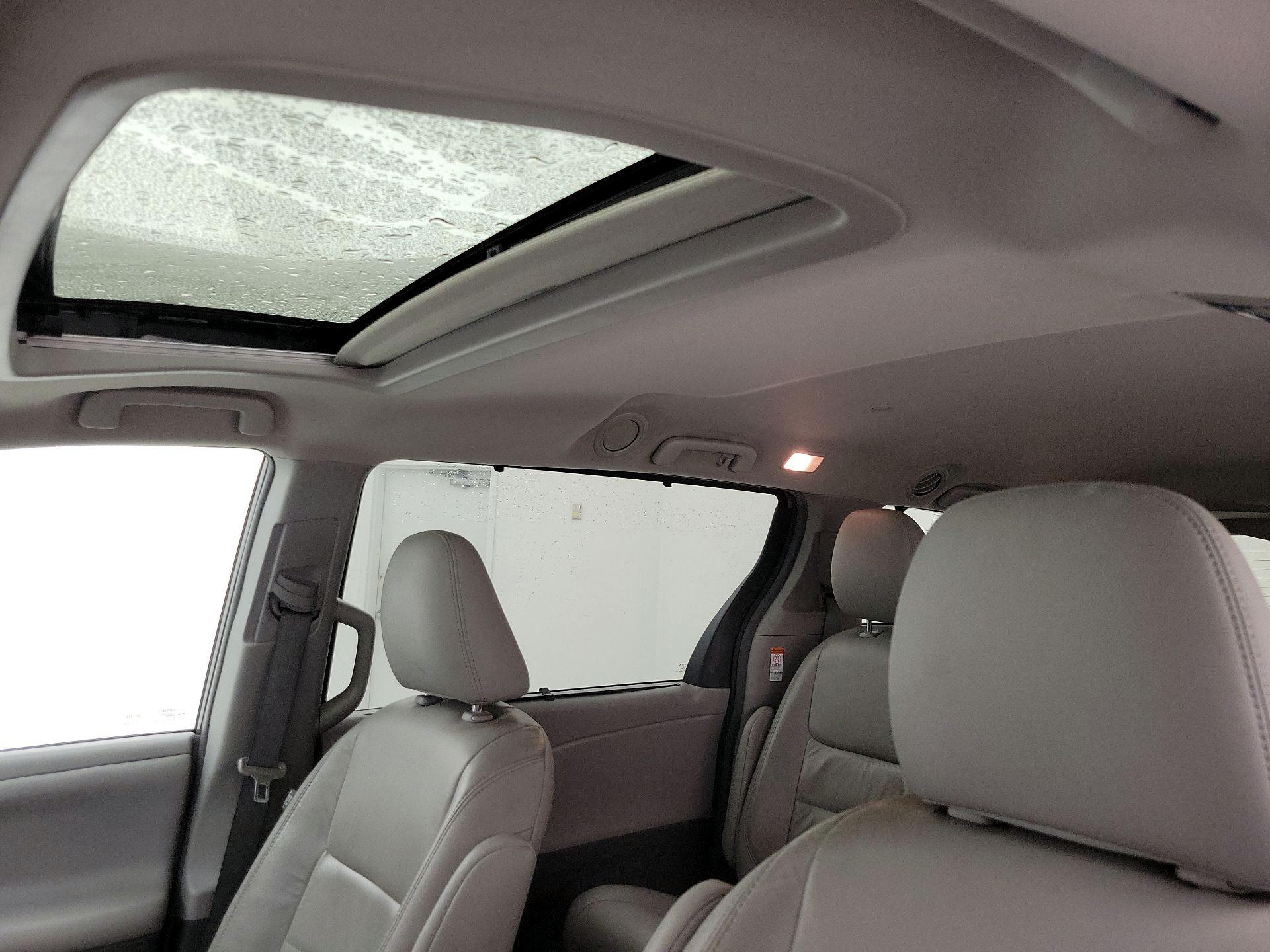 Thumbnail: 2015 Toyota Sienna - 19