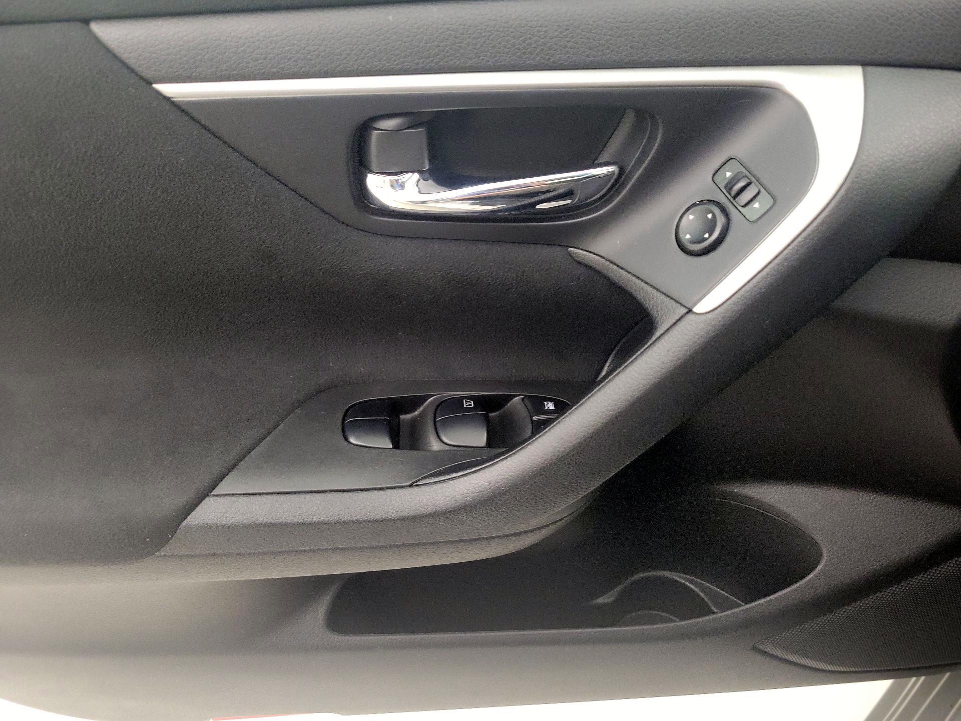 Thumbnail: 2015 Nissan Altima - 12