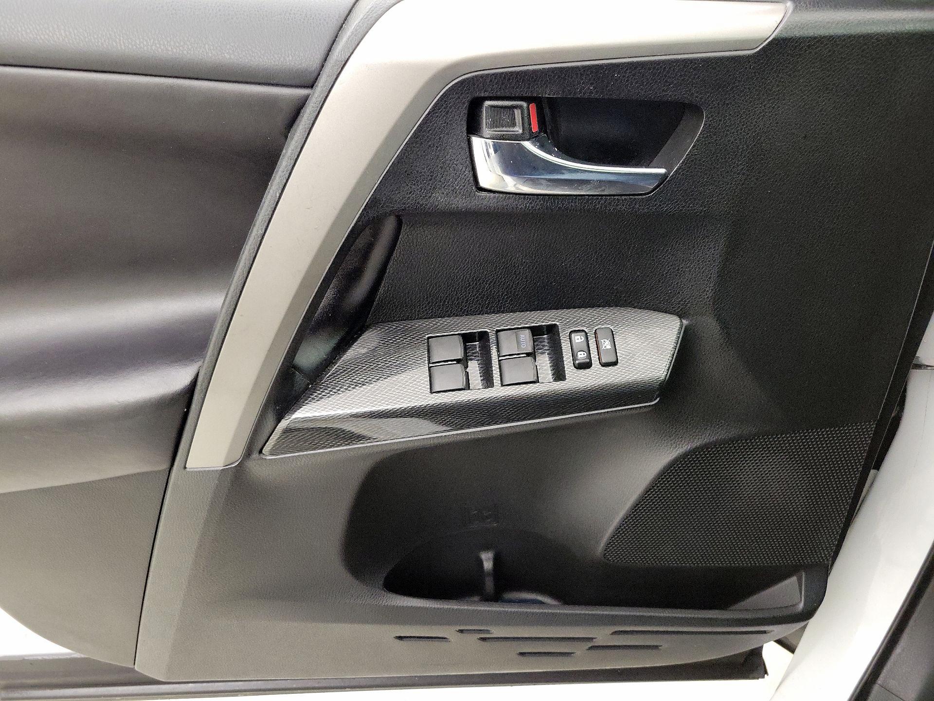 Thumbnail: 2018 Toyota RAV4 - 12