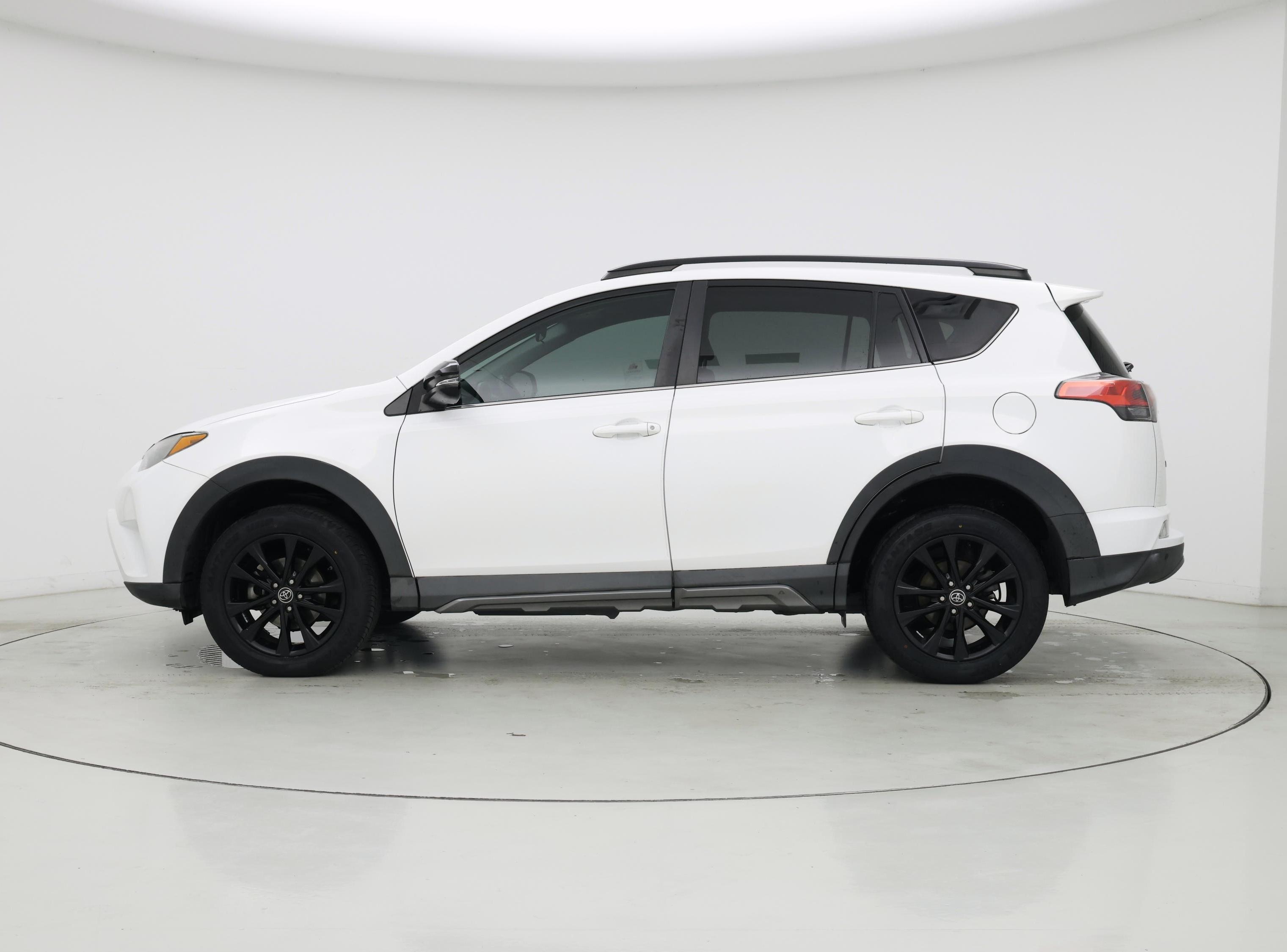 Thumbnail: 2018 Toyota RAV4 - 3