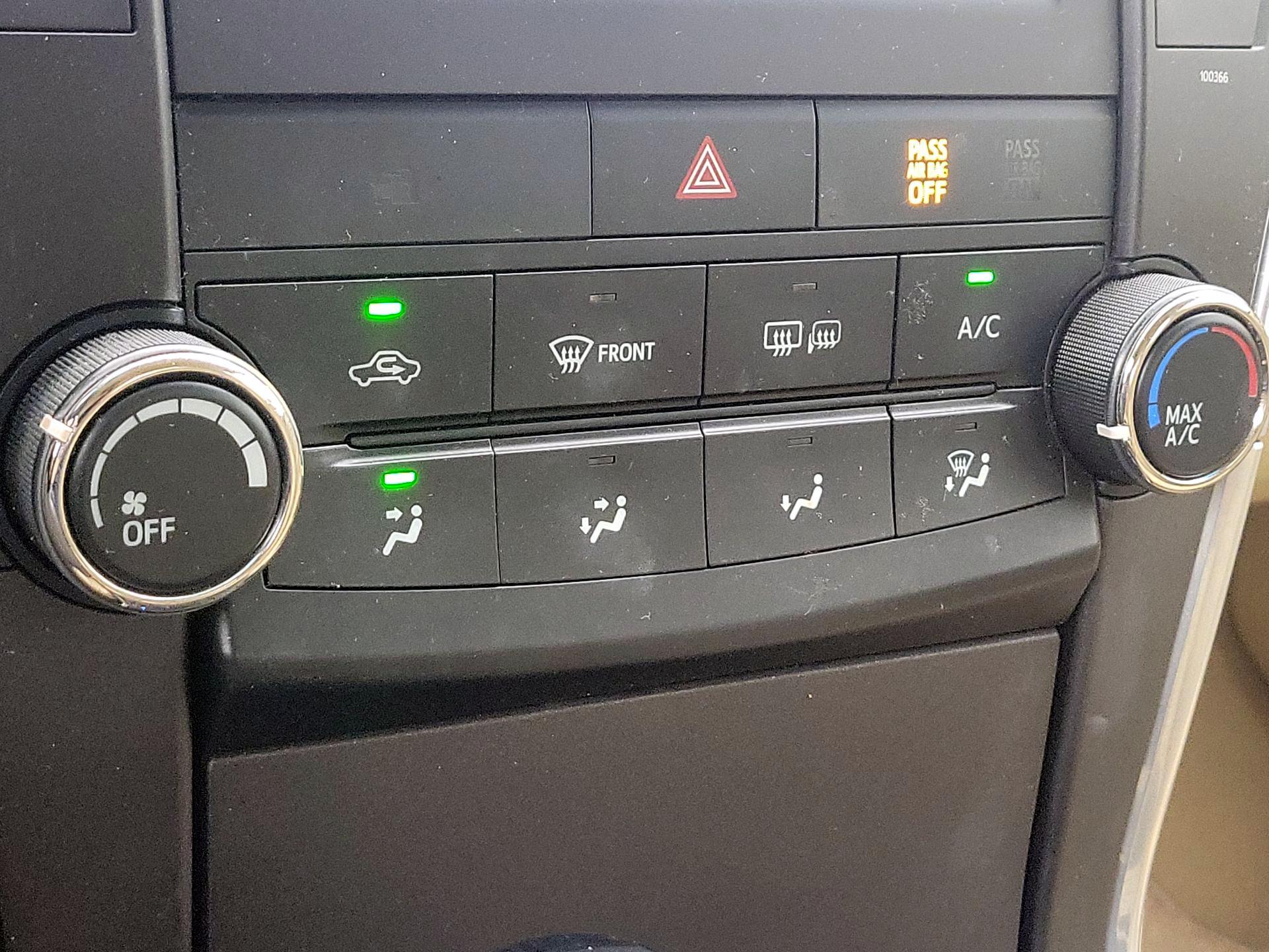 Thumbnail: 2015 Toyota Camry - 16