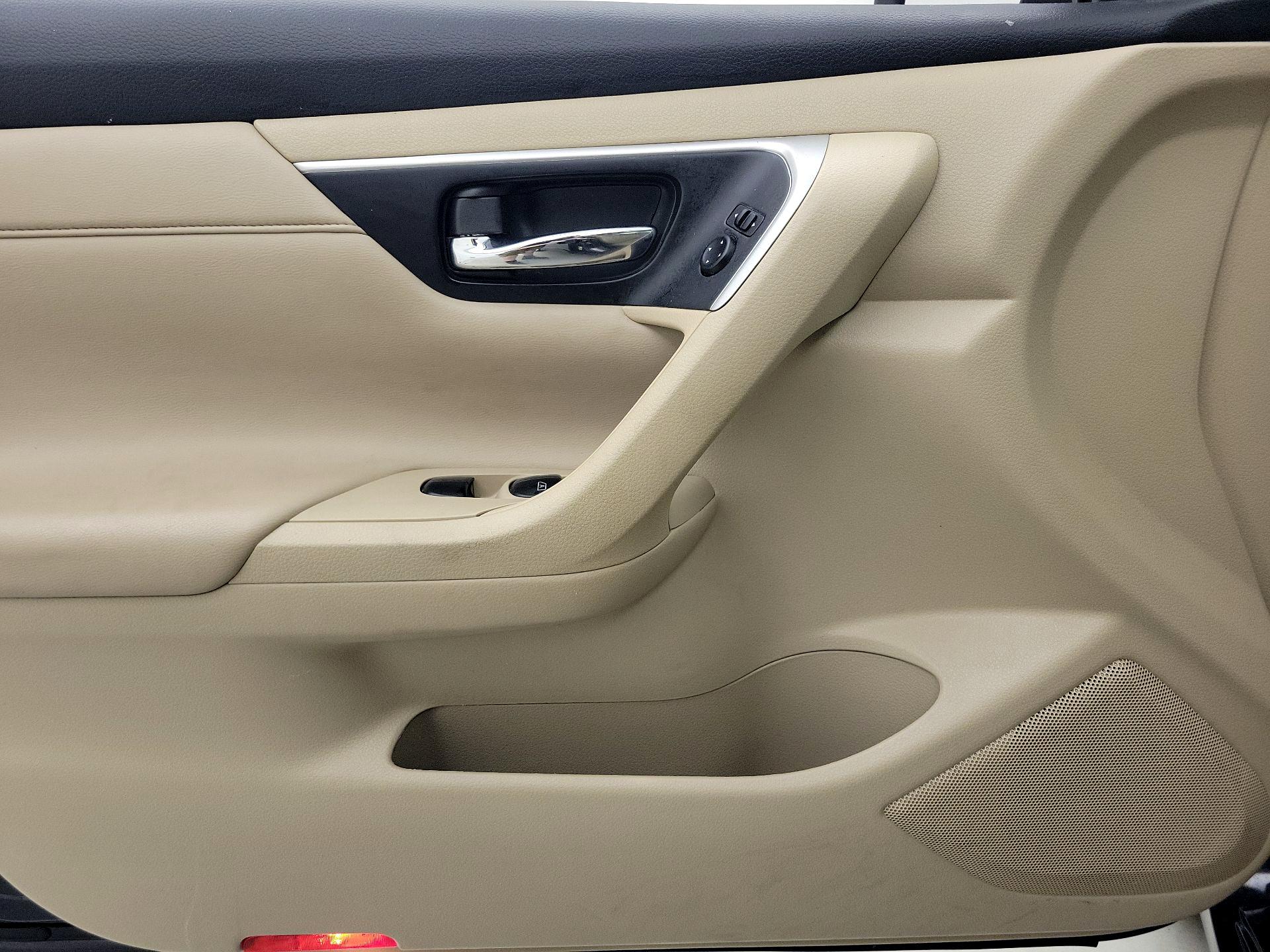 Thumbnail: 2017 Nissan Altima - 12