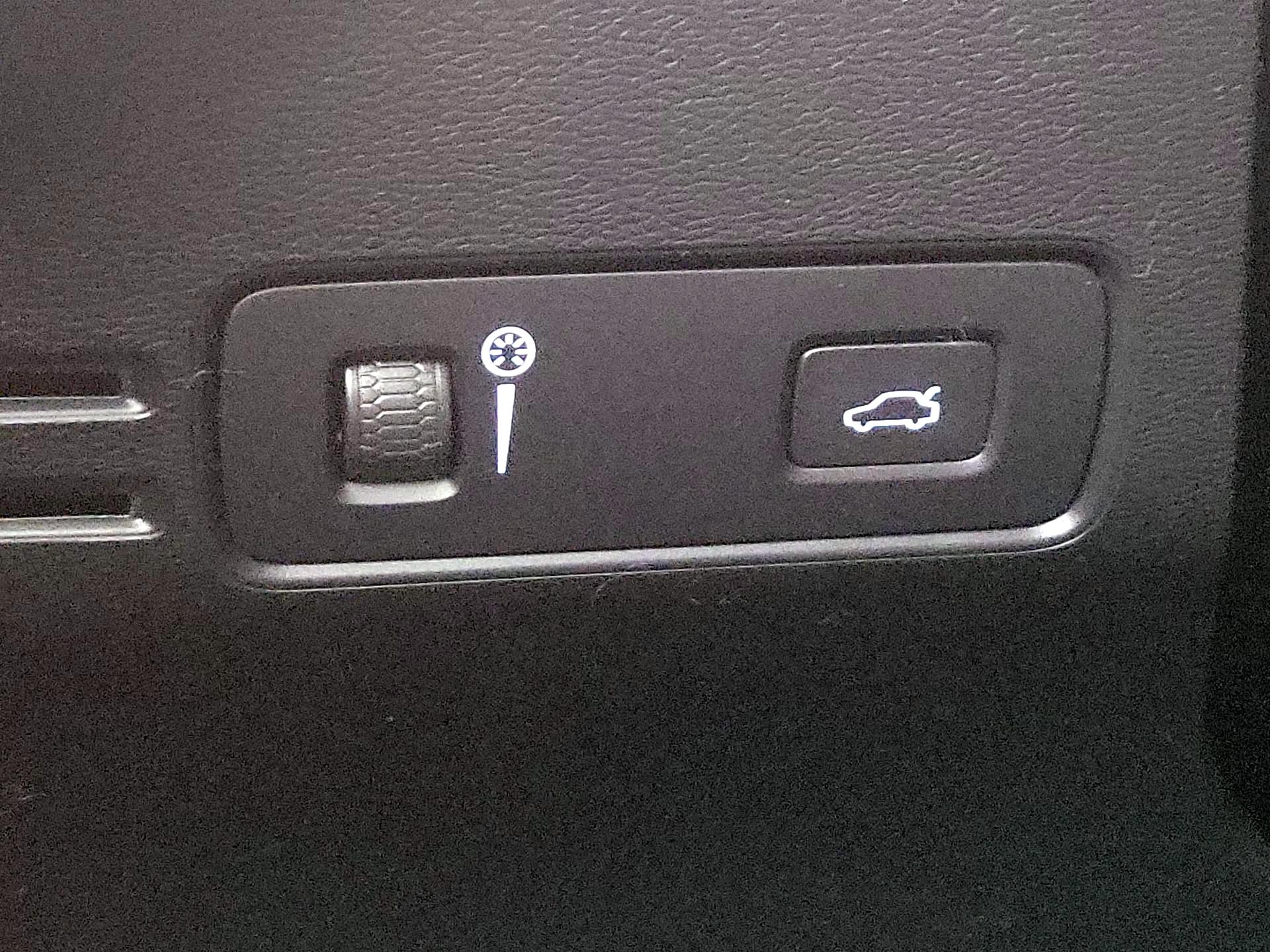 Thumbnail: 2021 Volvo XC40 - 13