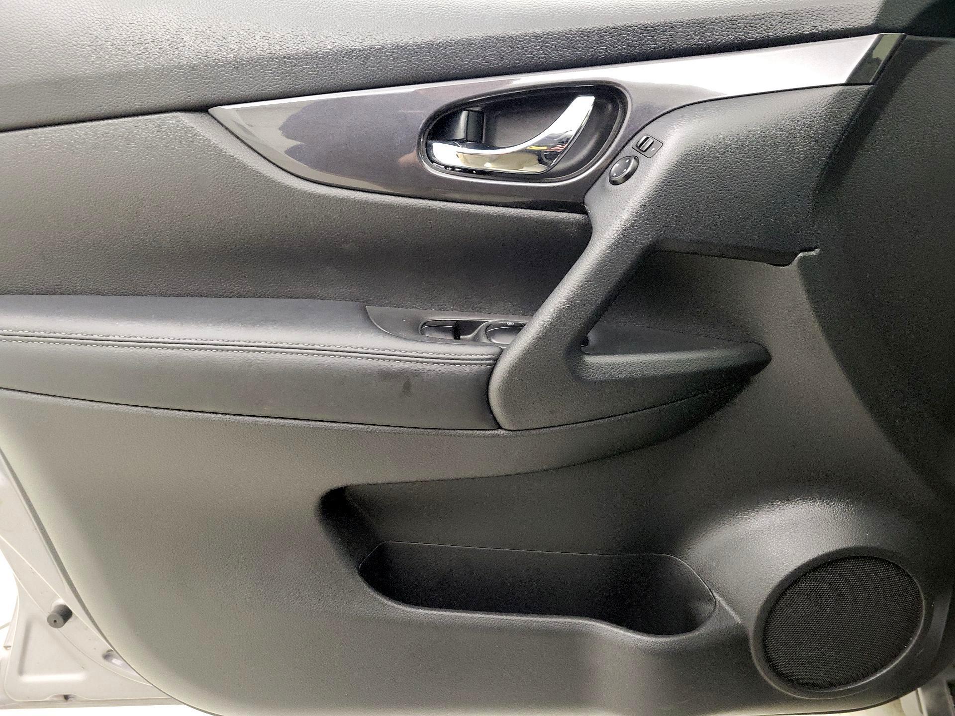 Thumbnail: 2017 Nissan Rogue - 12