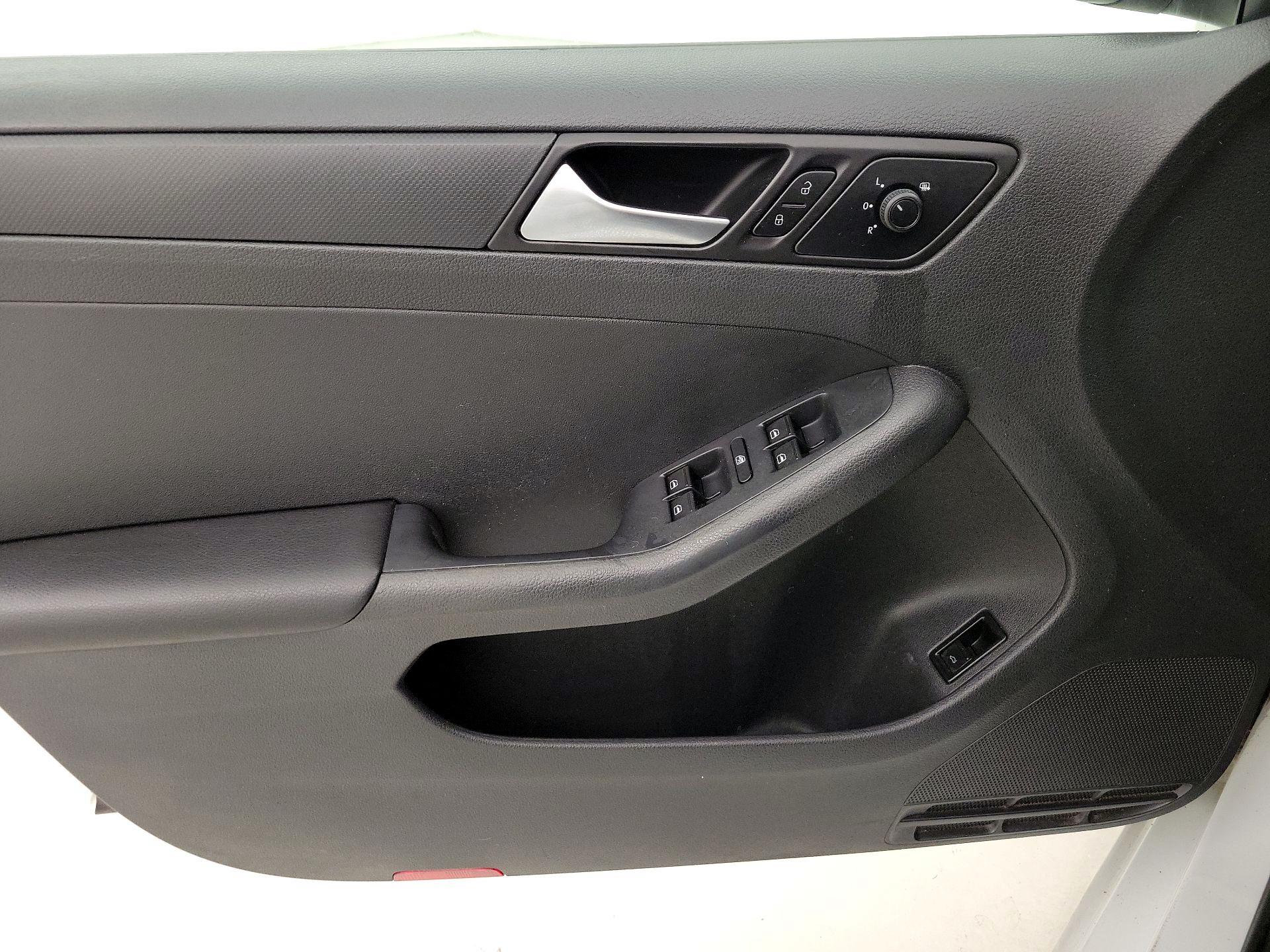 Thumbnail: 2016 Volkswagen Jetta - 12