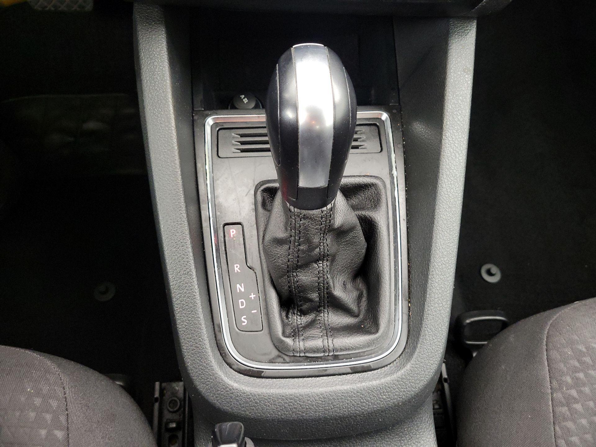 Thumbnail: 2016 Volkswagen Jetta - 16