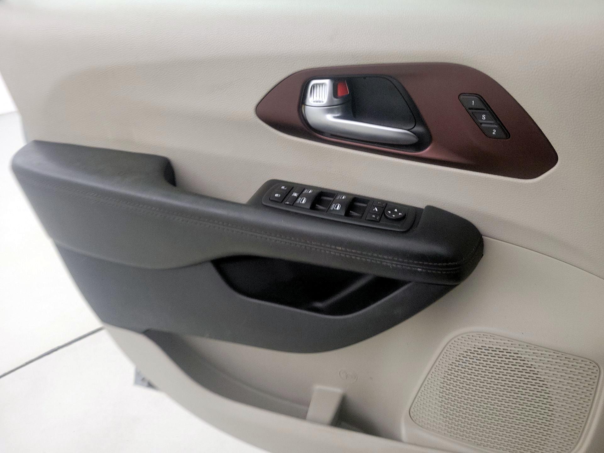 Thumbnail: 2020 Chrysler Pacifica - 12