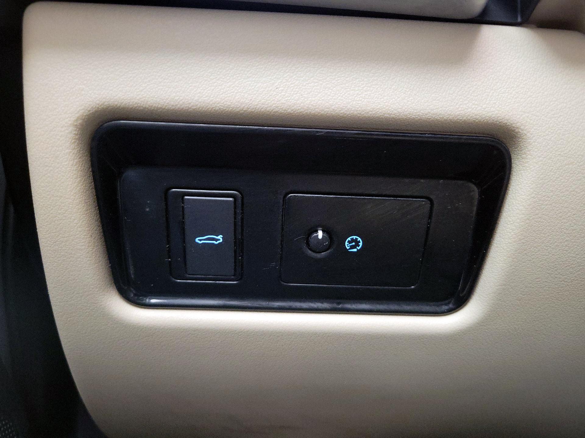 Thumbnail: 2017 Jaguar XE - 13