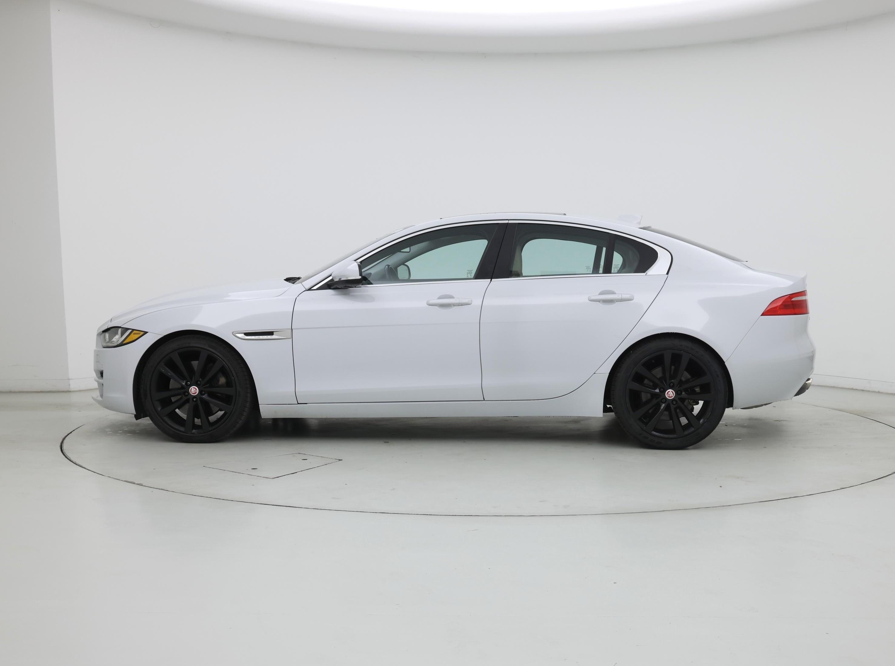 Thumbnail: 2017 Jaguar XE - 3