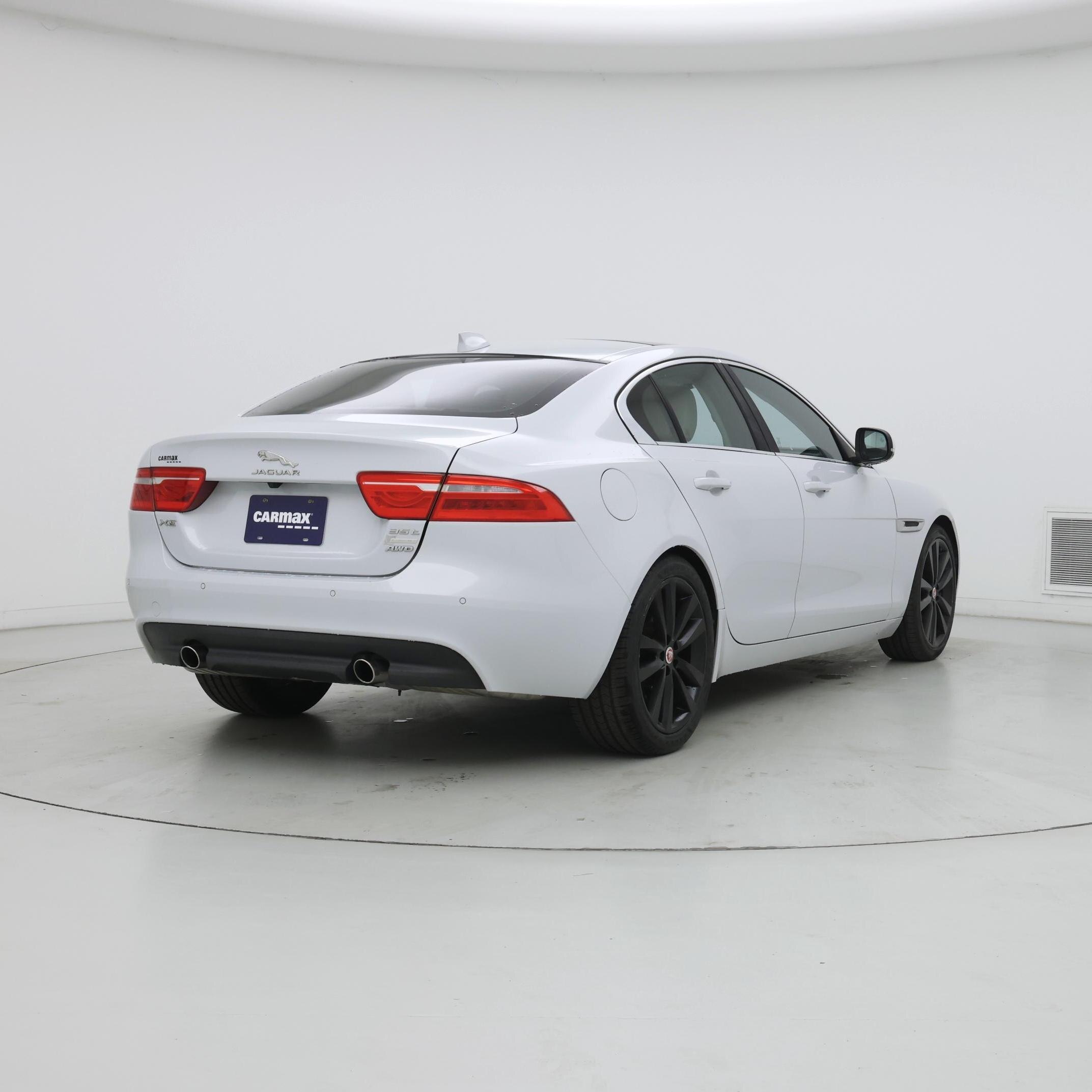 Thumbnail: 2017 Jaguar XE - 8