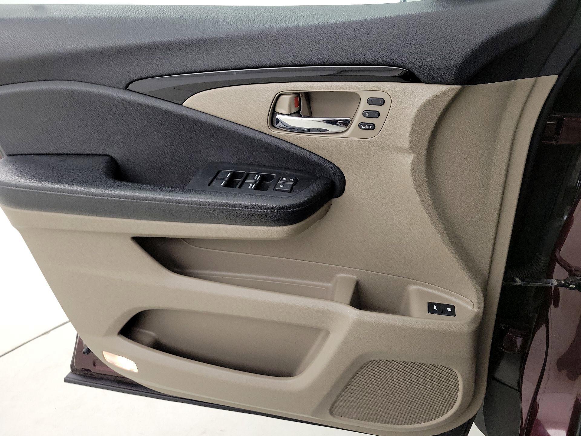 Thumbnail: 2017 Honda Pilot - 12