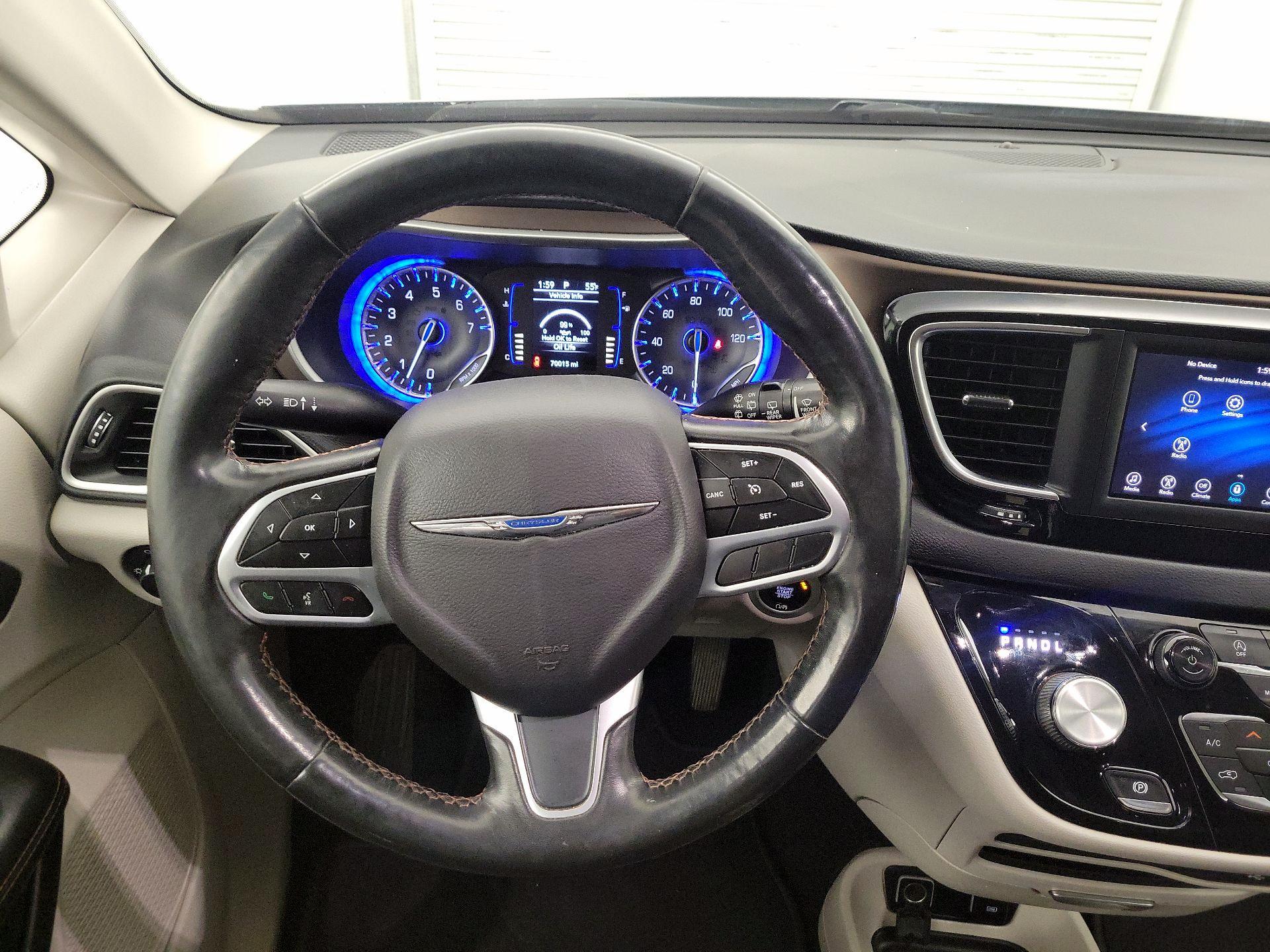 Thumbnail: 2019 Chrysler Pacifica - 10