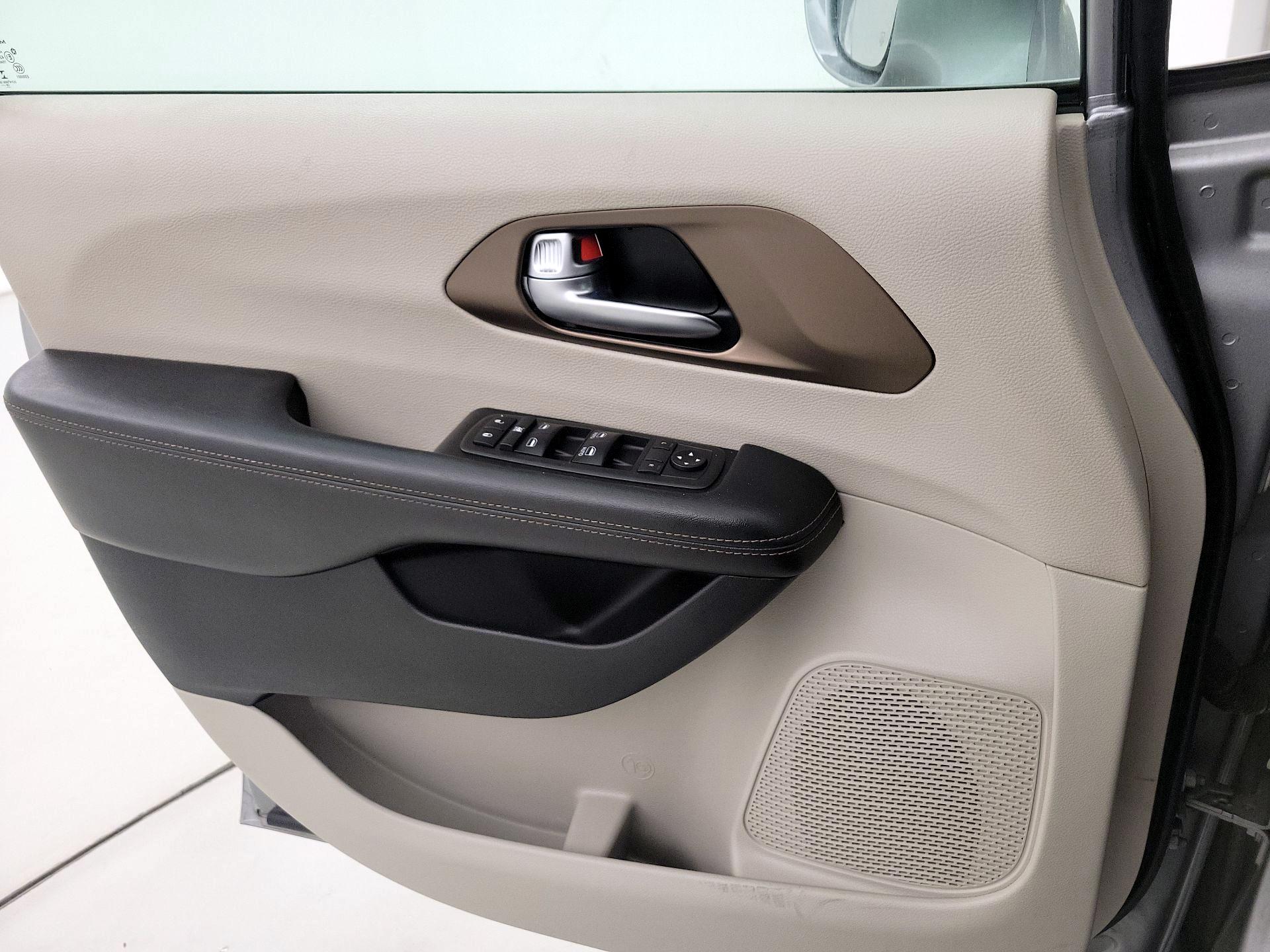 Thumbnail: 2019 Chrysler Pacifica - 12