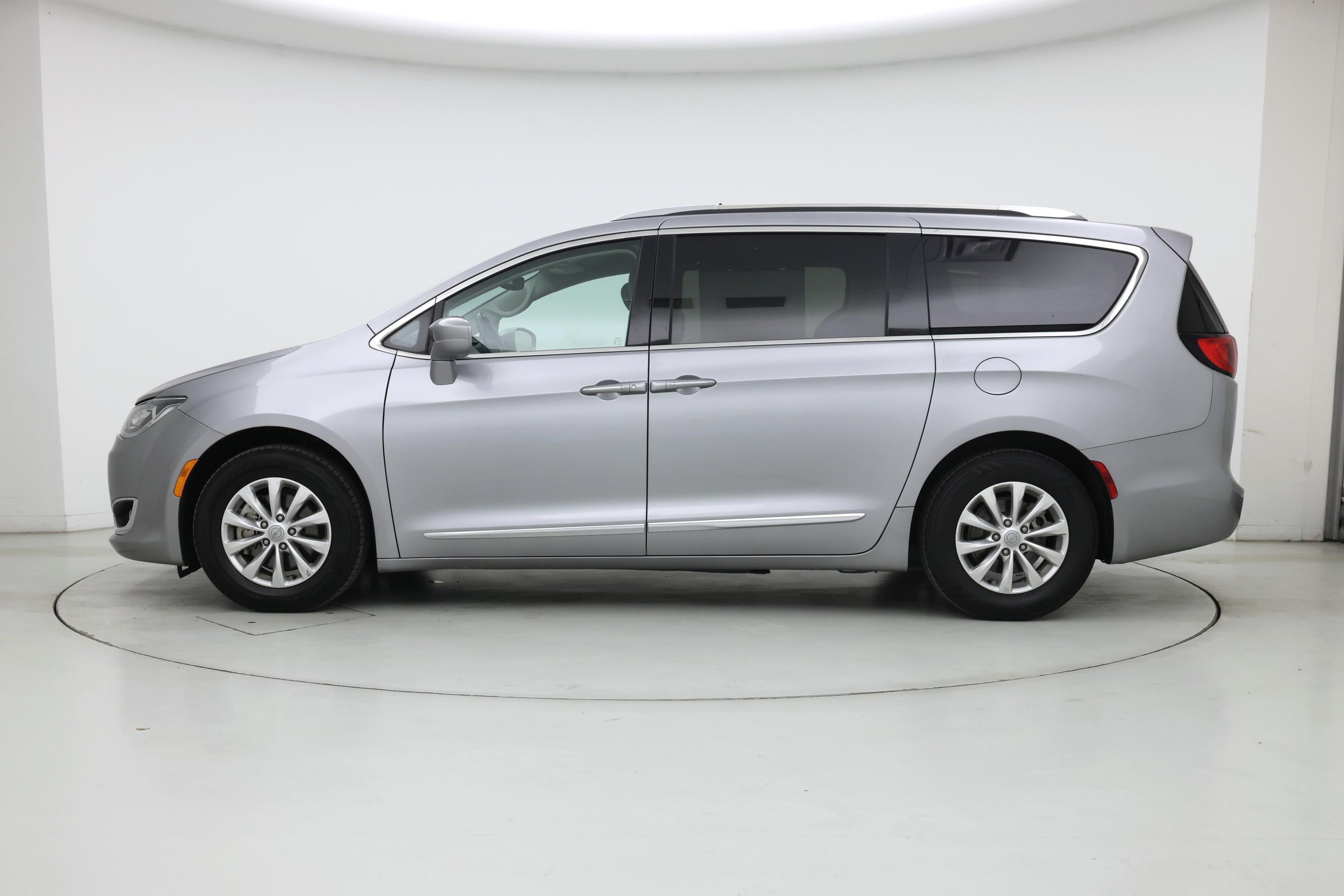 Thumbnail: 2019 Chrysler Pacifica - 3