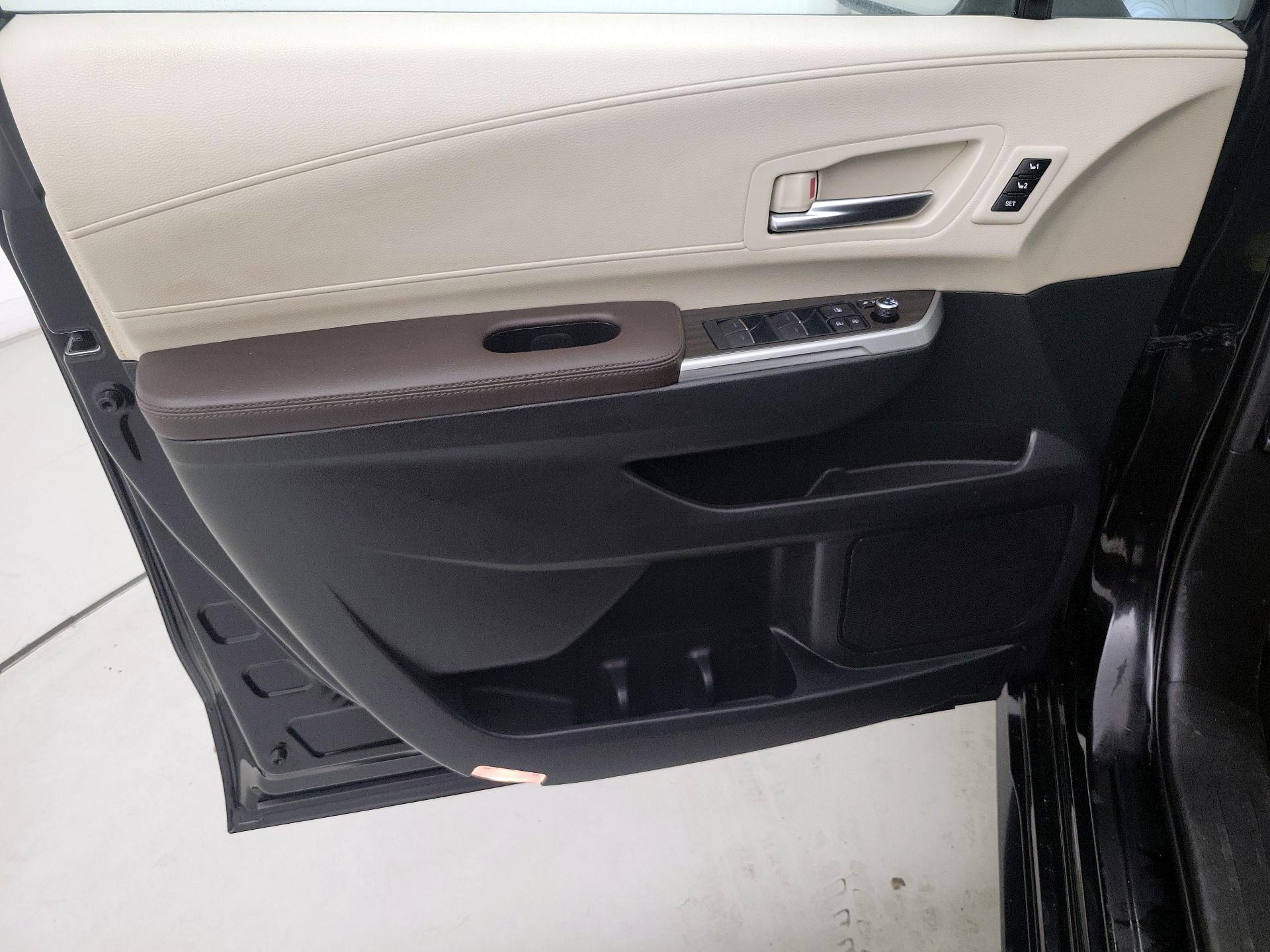 Thumbnail: 2021 Toyota Sienna - 12