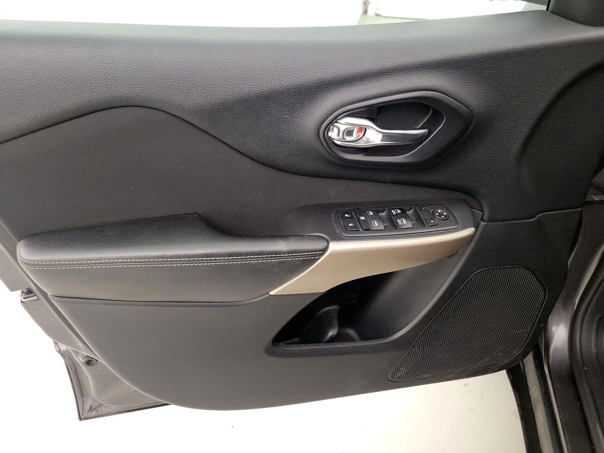 Thumbnail: 2017 Jeep Cherokee - 12