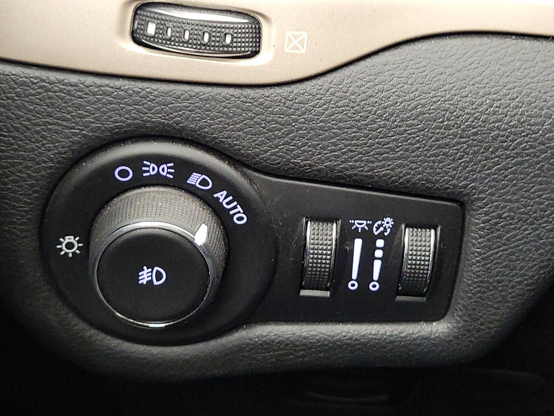 Thumbnail: 2017 Jeep Cherokee - 13