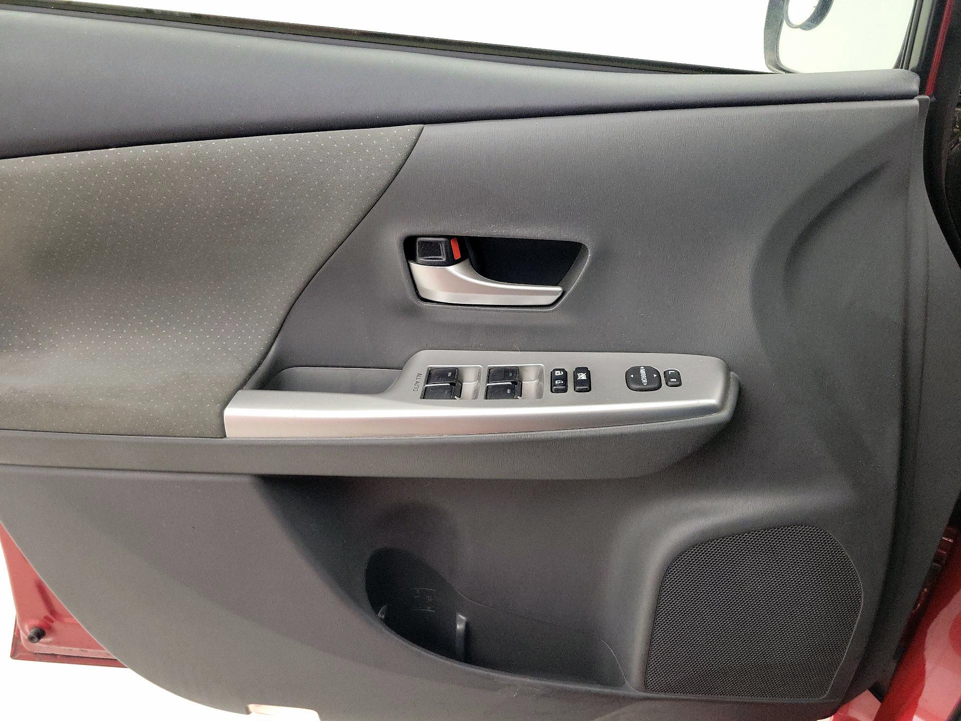 Thumbnail: 2014 Toyota Prius v - 12