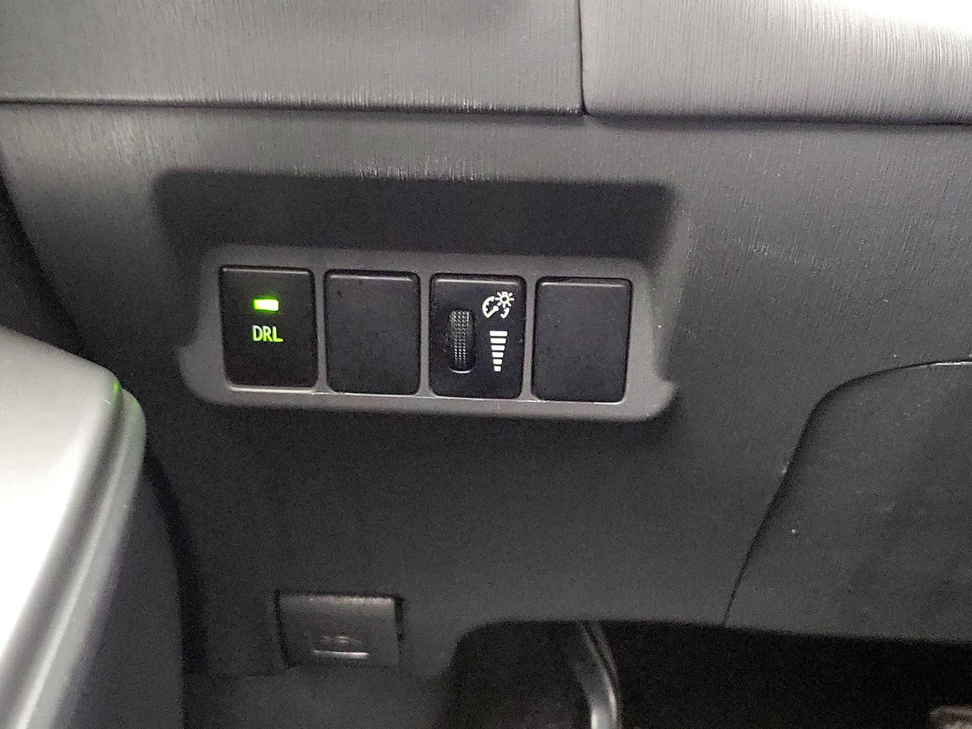 Thumbnail: 2014 Toyota Prius v - 13