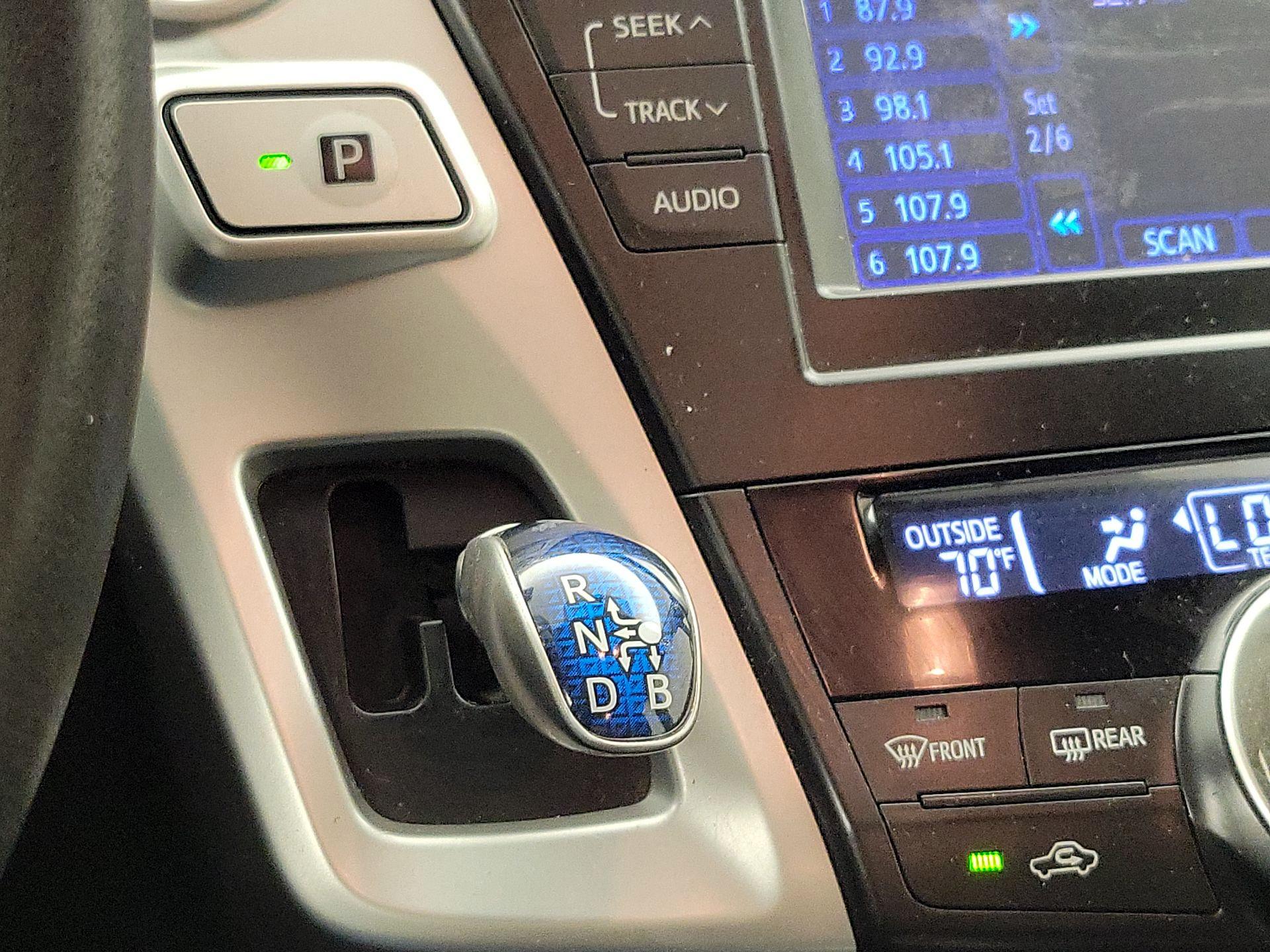 Thumbnail: 2014 Toyota Prius v - 17