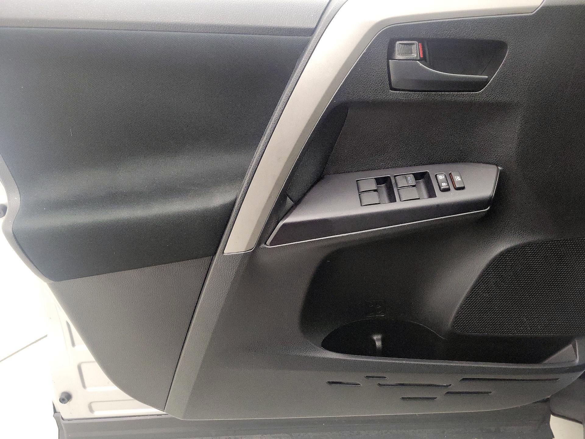 Thumbnail: 2018 Toyota RAV4 - 12