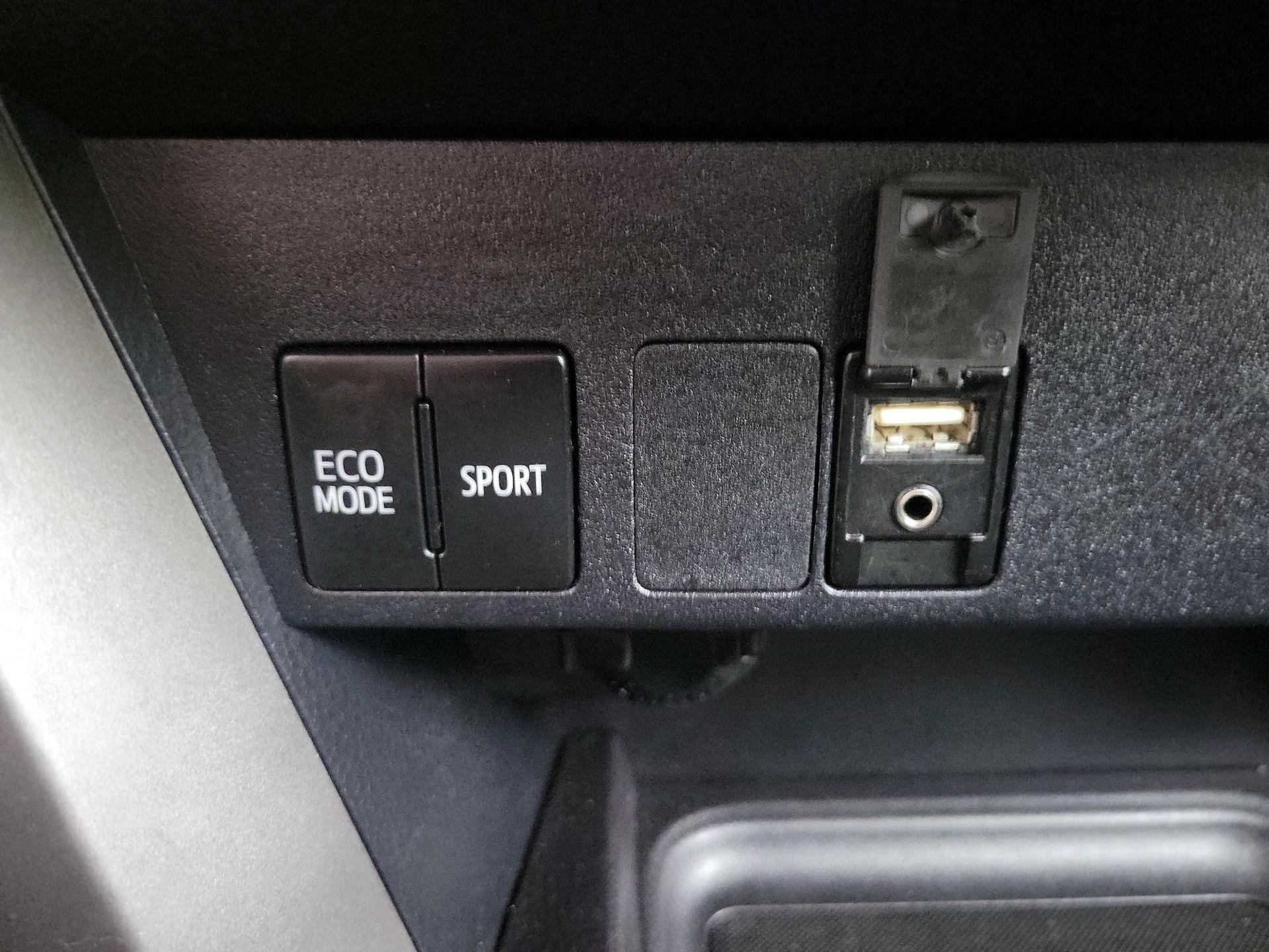 Thumbnail: 2018 Toyota RAV4 - 18