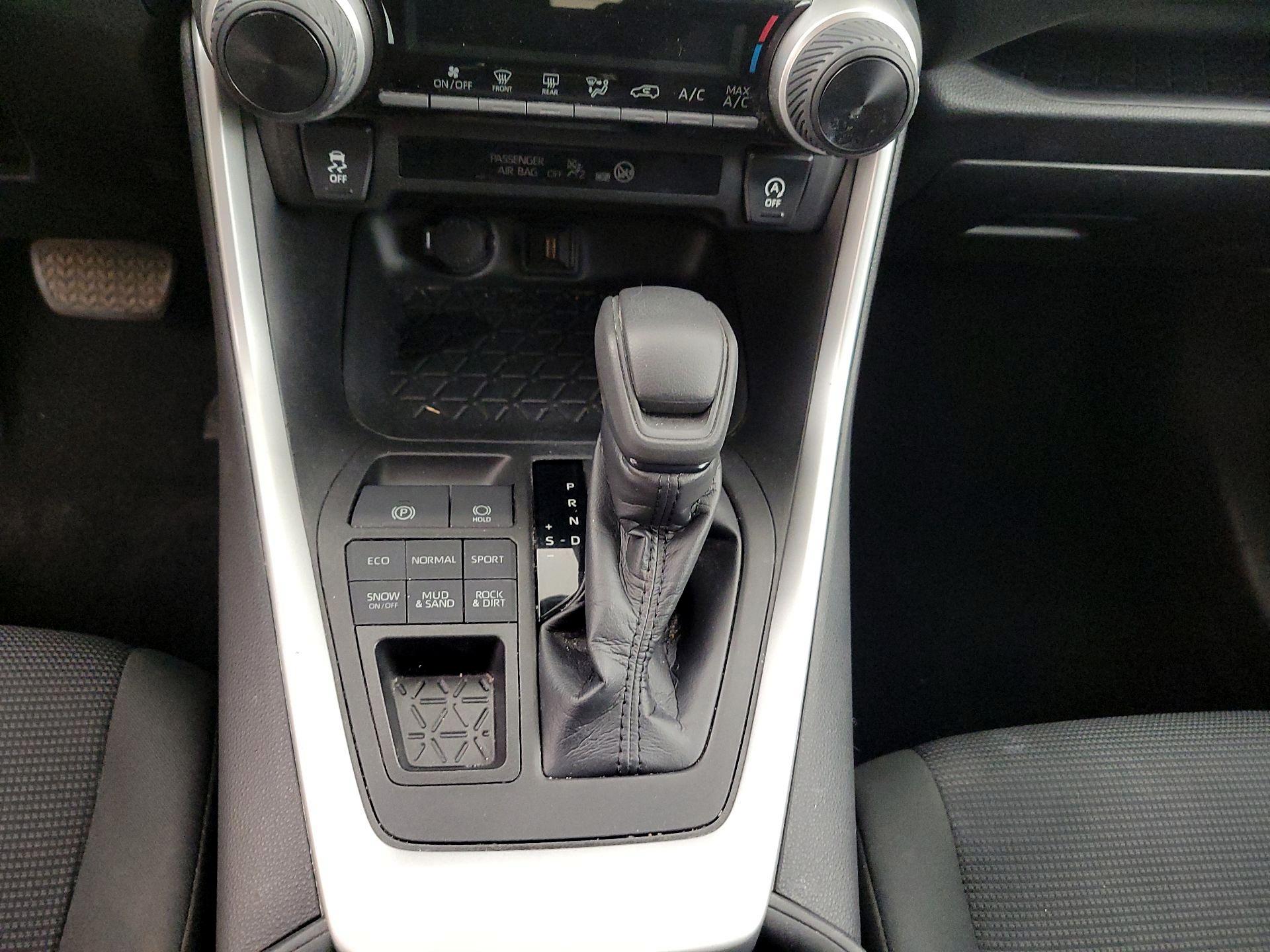 Thumbnail: 2021 Toyota RAV4 - 17