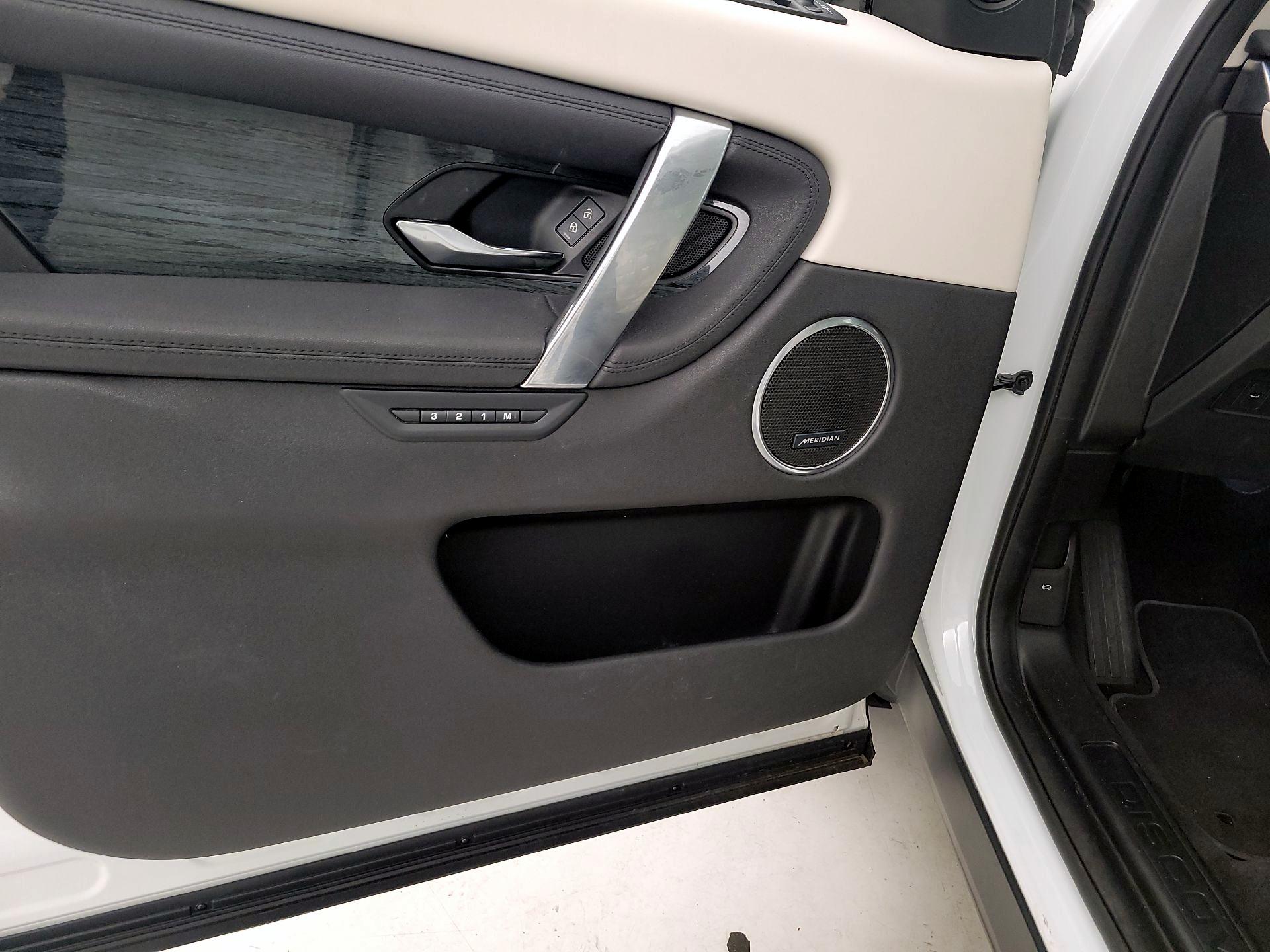 Thumbnail: 2022 Land Rover Discovery Sport - 10