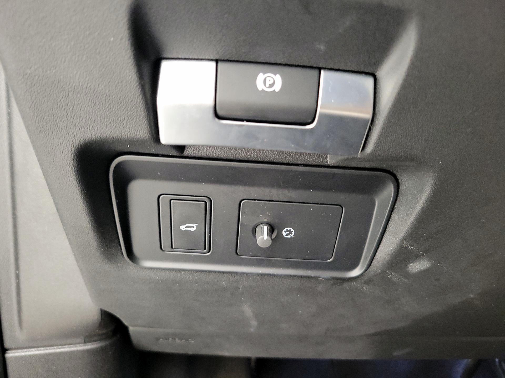 Thumbnail: 2022 Land Rover Discovery Sport - 11