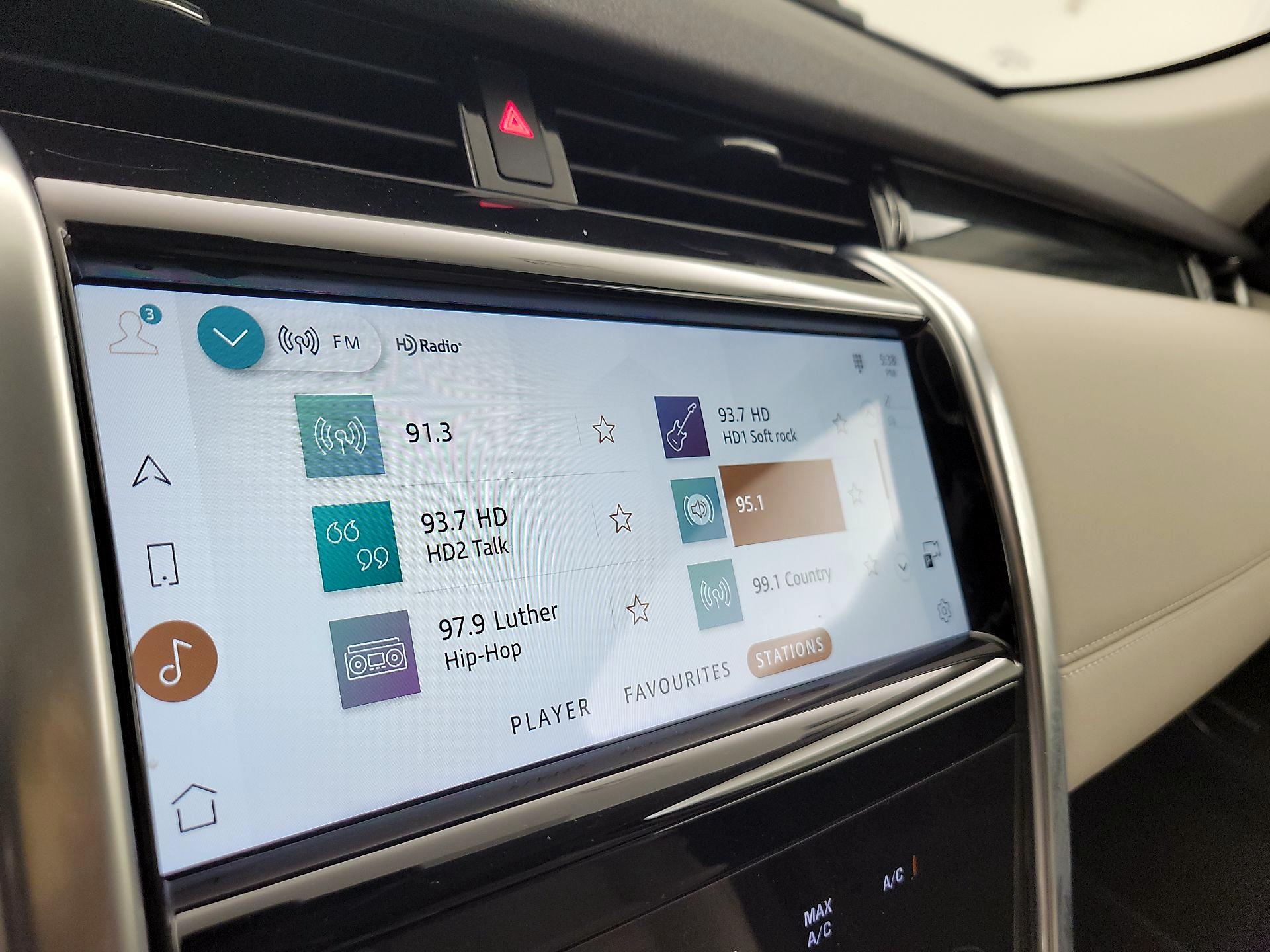 Thumbnail: 2022 Land Rover Discovery Sport - 14