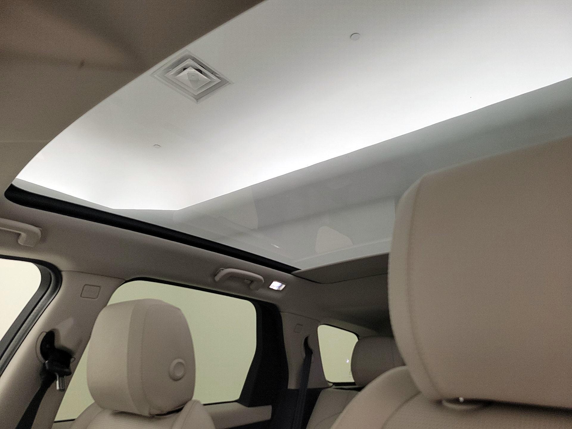 Thumbnail: 2022 Land Rover Discovery Sport - 18