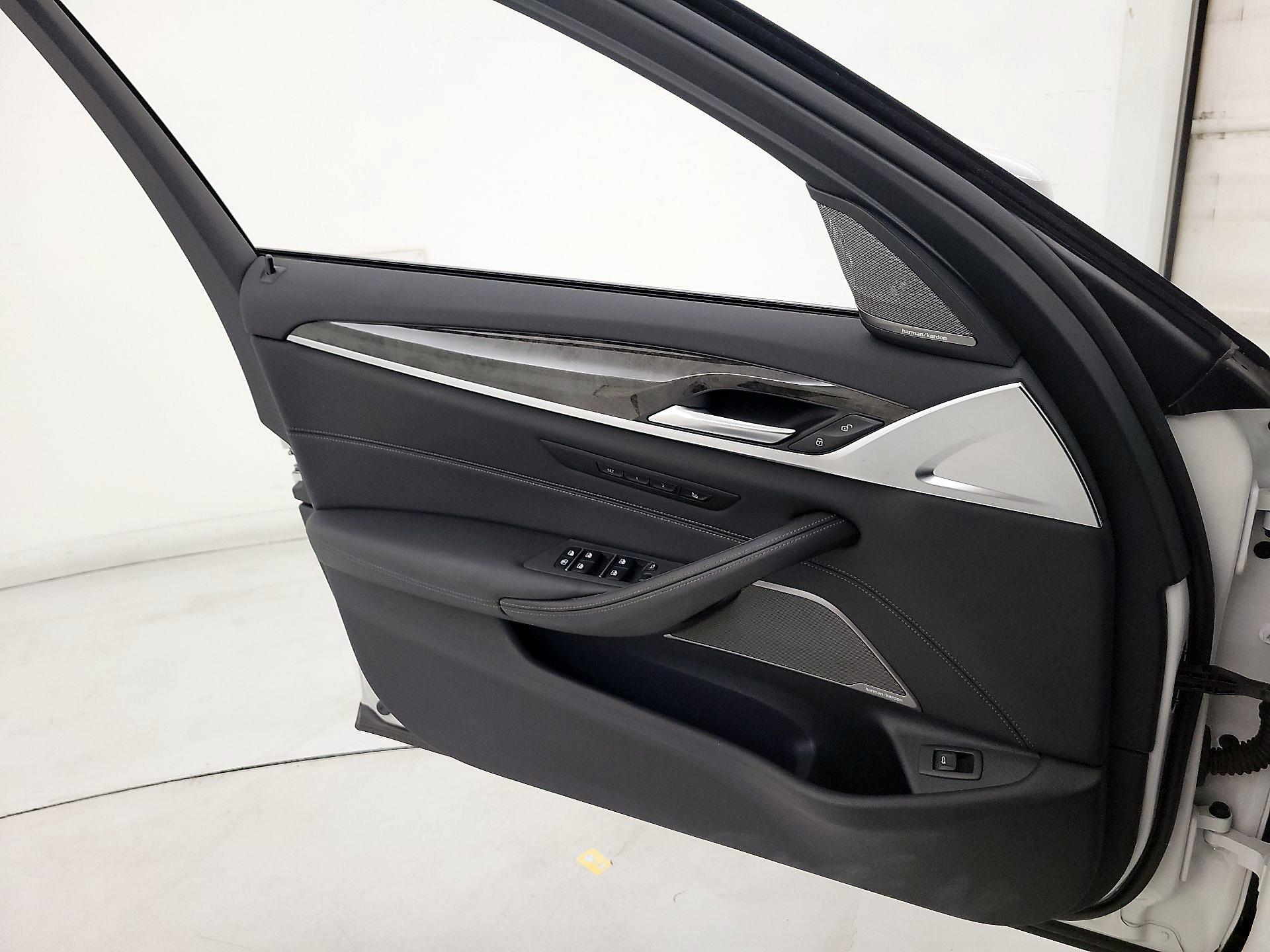 Thumbnail: 2022 BMW 5 Series - 10