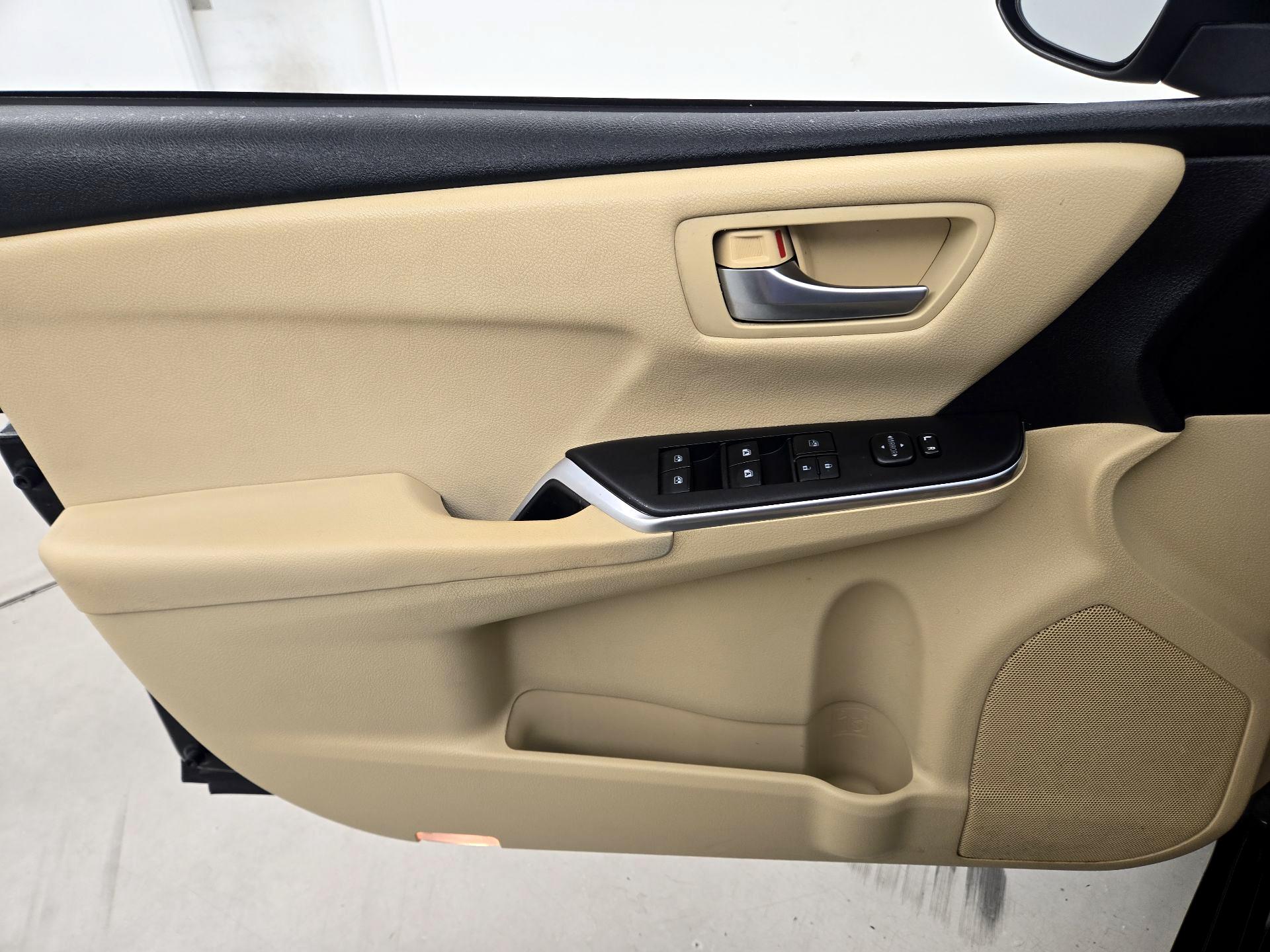 Thumbnail: 2016 Toyota Camry - 12