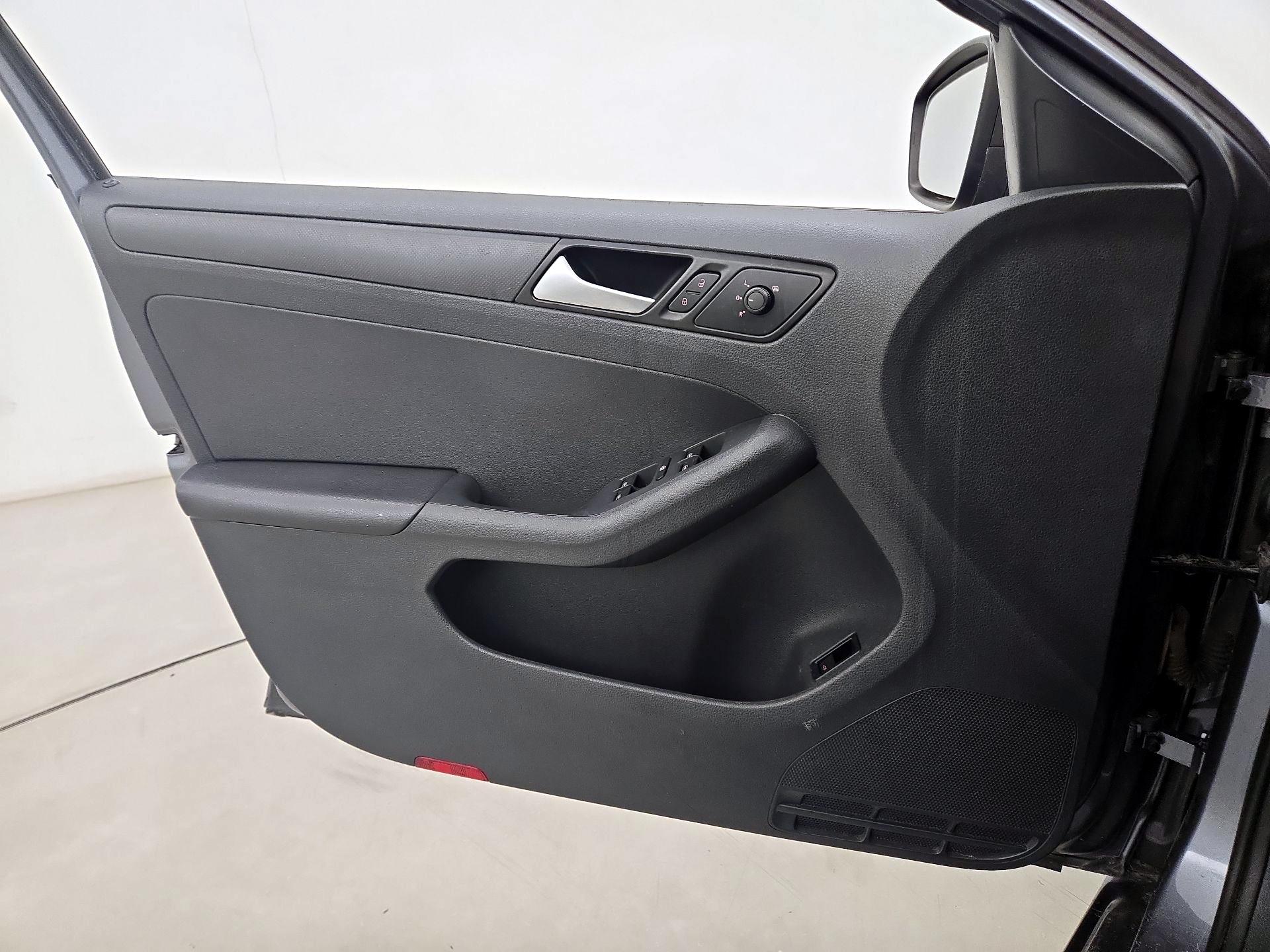 Thumbnail: 2016 Volkswagen Jetta - 12