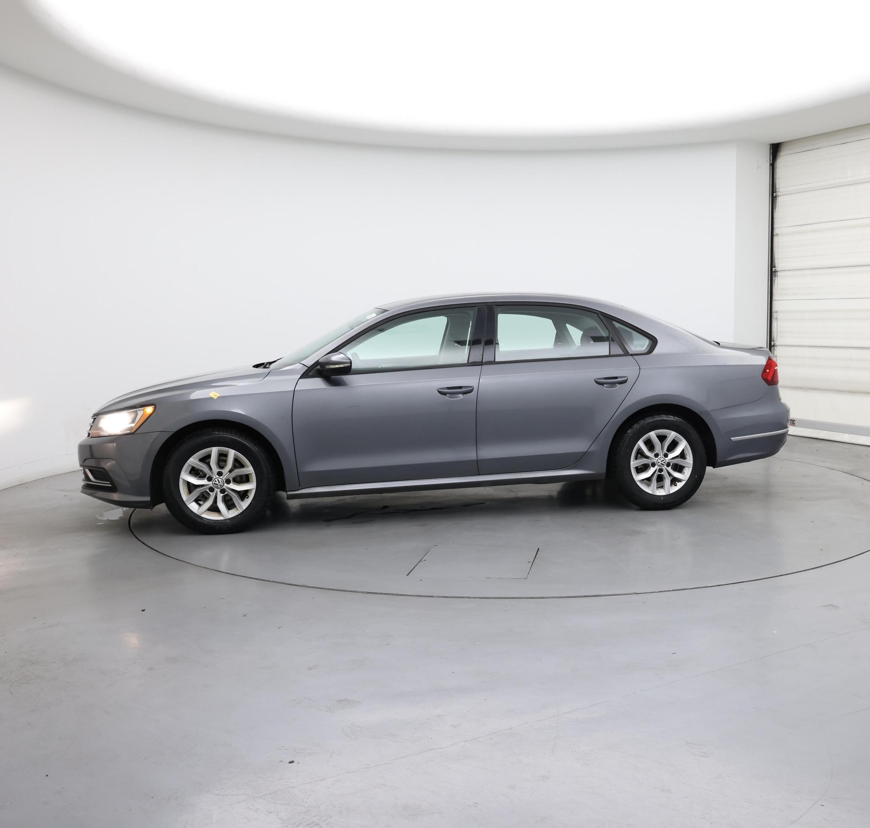 Thumbnail: 2018 Volkswagen Passat - 3