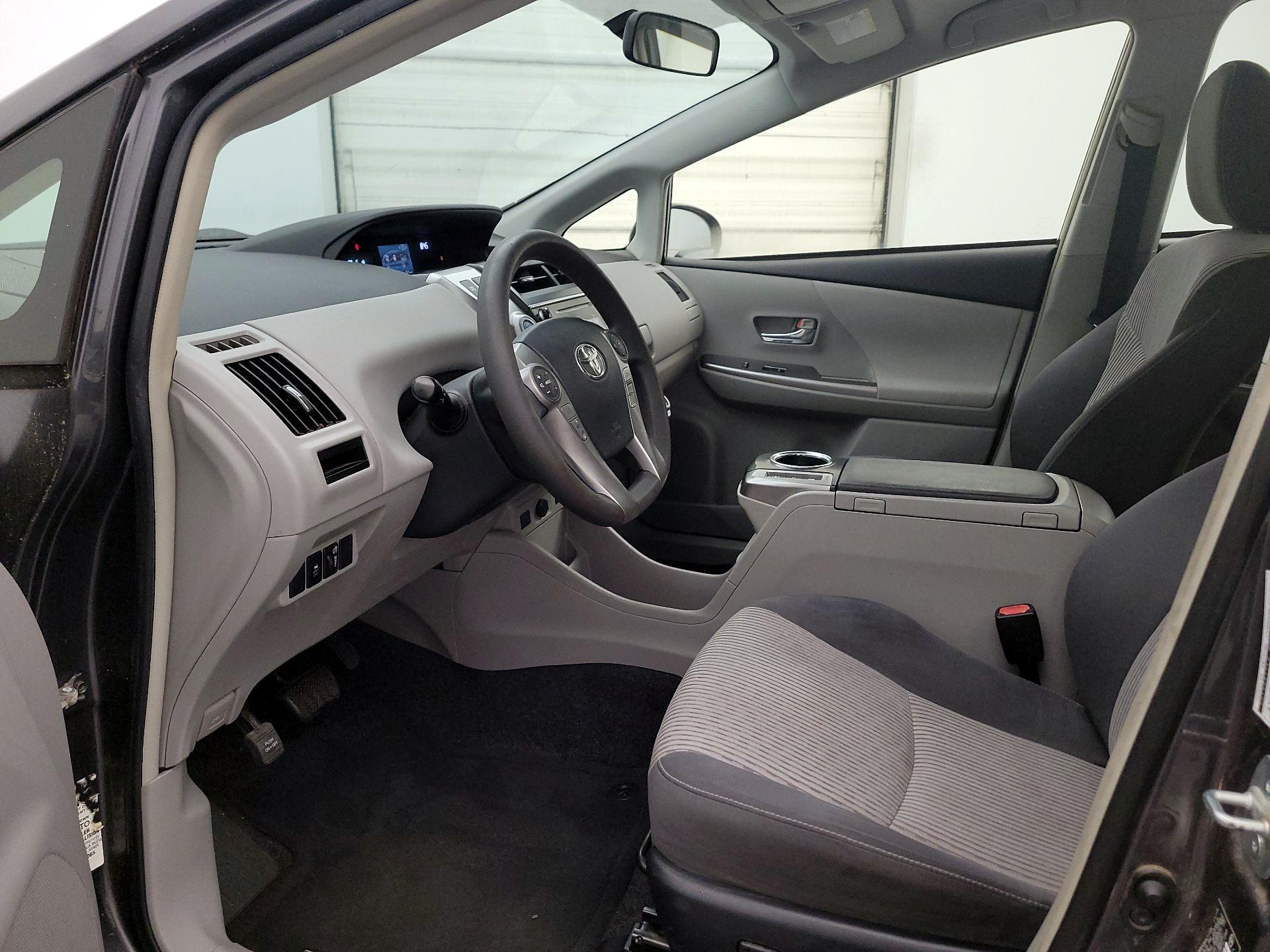 Thumbnail: 2016 Toyota Prius v - 11
